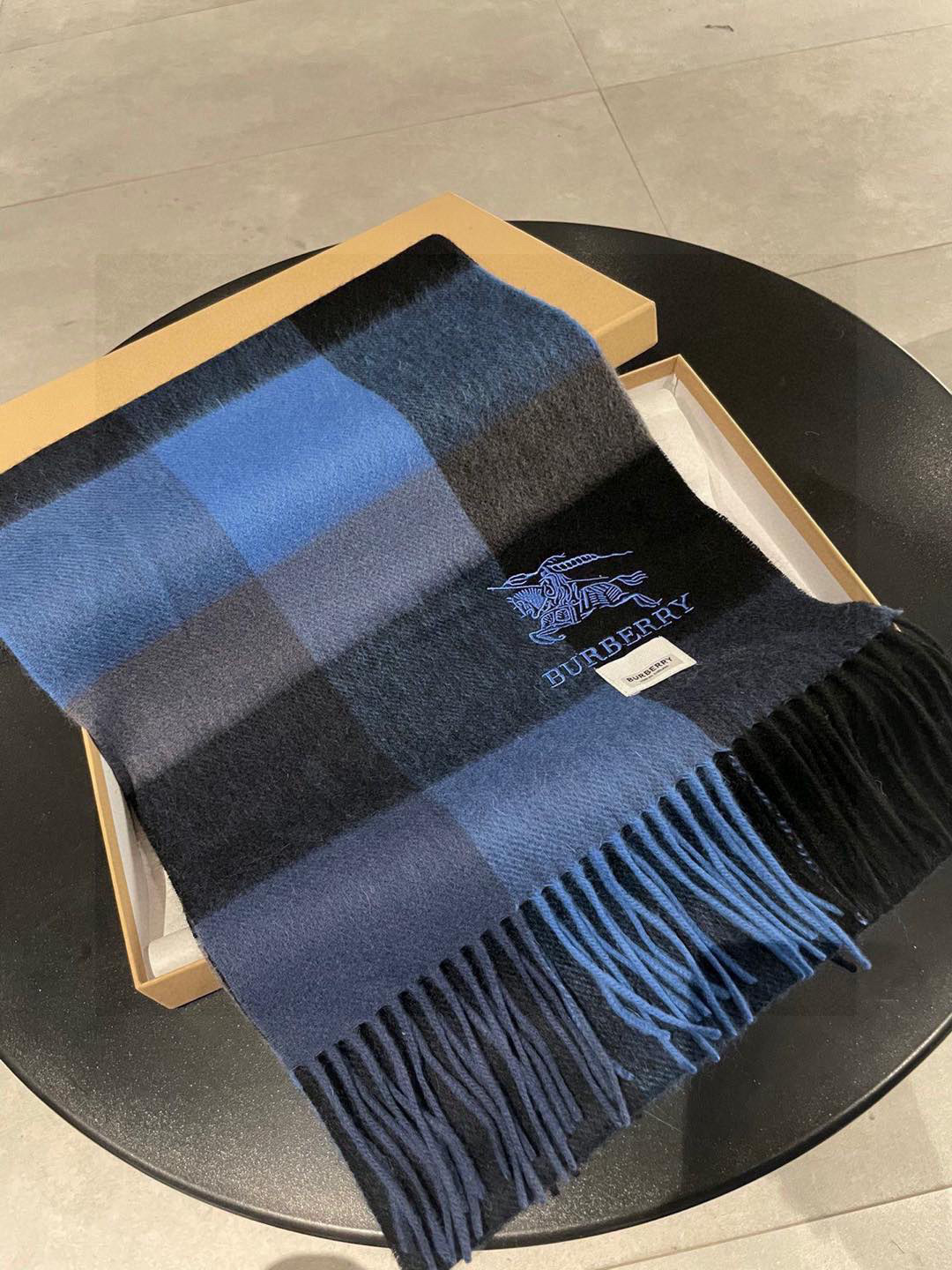 新款巴宝莉高品质进口羊绒围巾 惊爆上架 海外专柜最新男士女士情侣 羊绒围巾国内专柜都没上架 从款式到面料