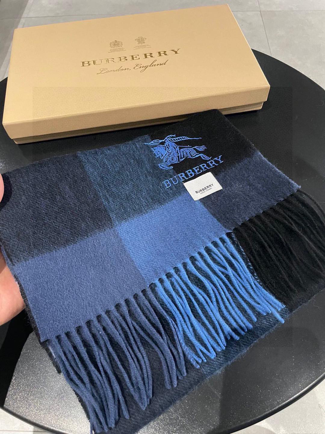 新款巴宝莉高品质进口羊绒围巾 惊爆上架 海外专柜最新男士女士情侣 羊绒围巾国内专柜都没上架 从款式到面料