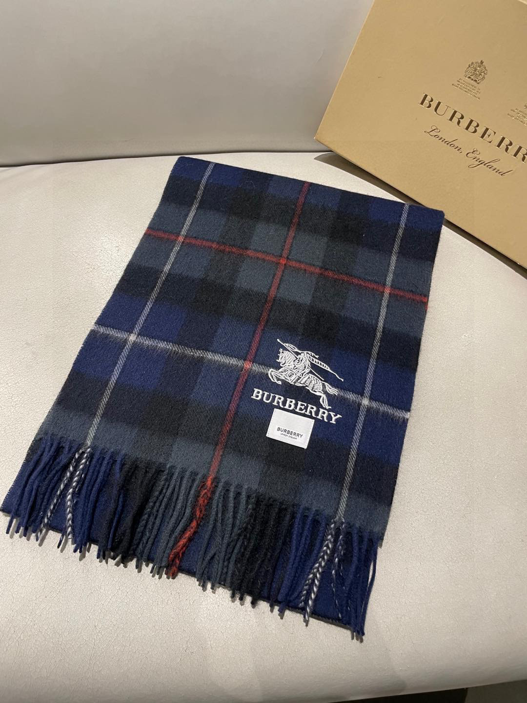 新款巴宝莉高品质进口羊绒围巾 惊爆上架 海外专柜最新男士女士情侣 羊绒围巾国内专柜都没上架 从款式到面料