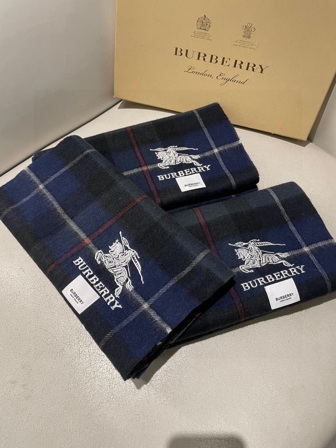 新款巴宝莉高品质进口羊绒围巾 惊爆上架 海外专柜最新男士女士情侣 羊绒围巾国内专柜都没上架 从款式到面料