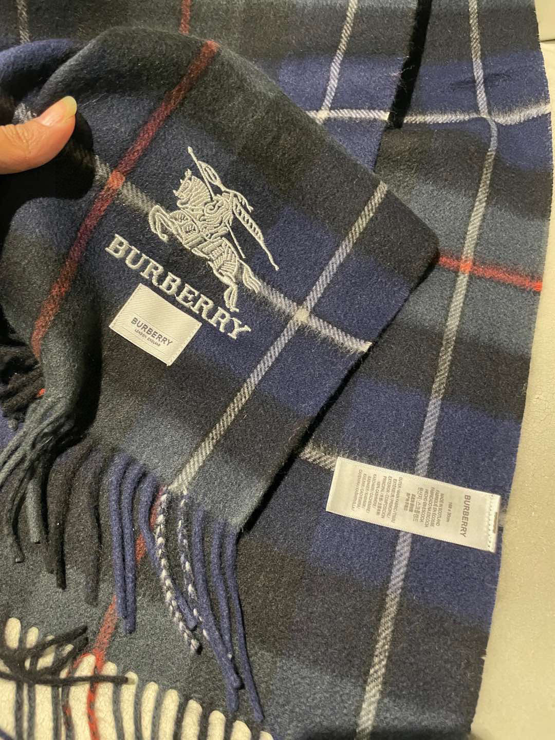 新款巴宝莉高品质进口羊绒围巾 惊爆上架 海外专柜最新男士女士情侣 羊绒围巾国内专柜都没上架 从款式到面料