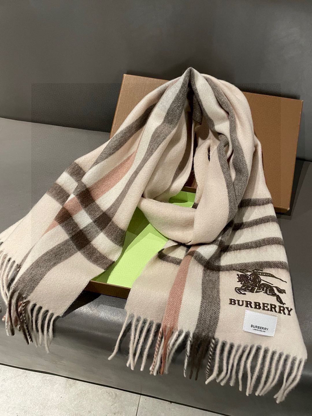 新款巴宝莉高品质进口羊绒围巾 惊爆上架 海外专柜最新男士女士情侣 羊绒围巾国内专柜都没上架 从款式到面料