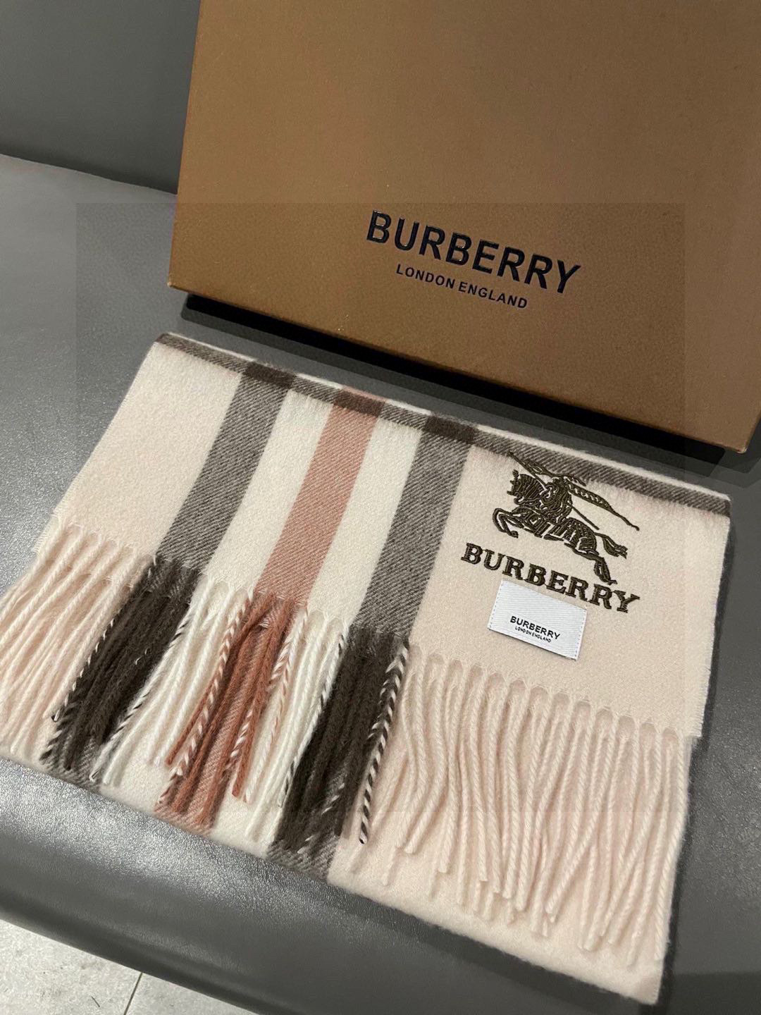 新款巴宝莉高品质进口羊绒围巾 惊爆上架 海外专柜最新男士女士情侣 羊绒围巾国内专柜都没上架 从款式到面料