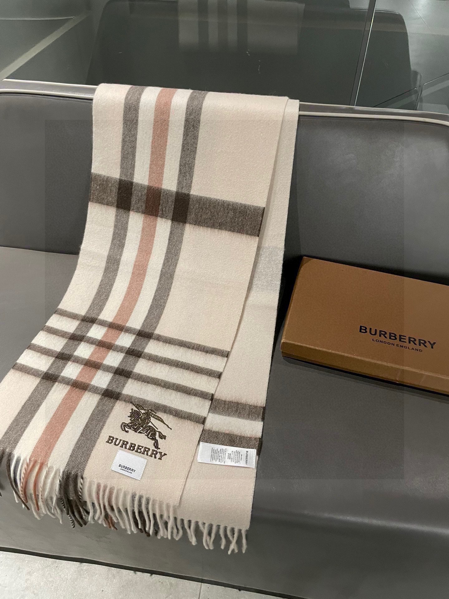 新款巴宝莉高品质进口羊绒围巾 惊爆上架 海外专柜最新男士女士情侣 羊绒围巾国内专柜都没上架 从款式到面料