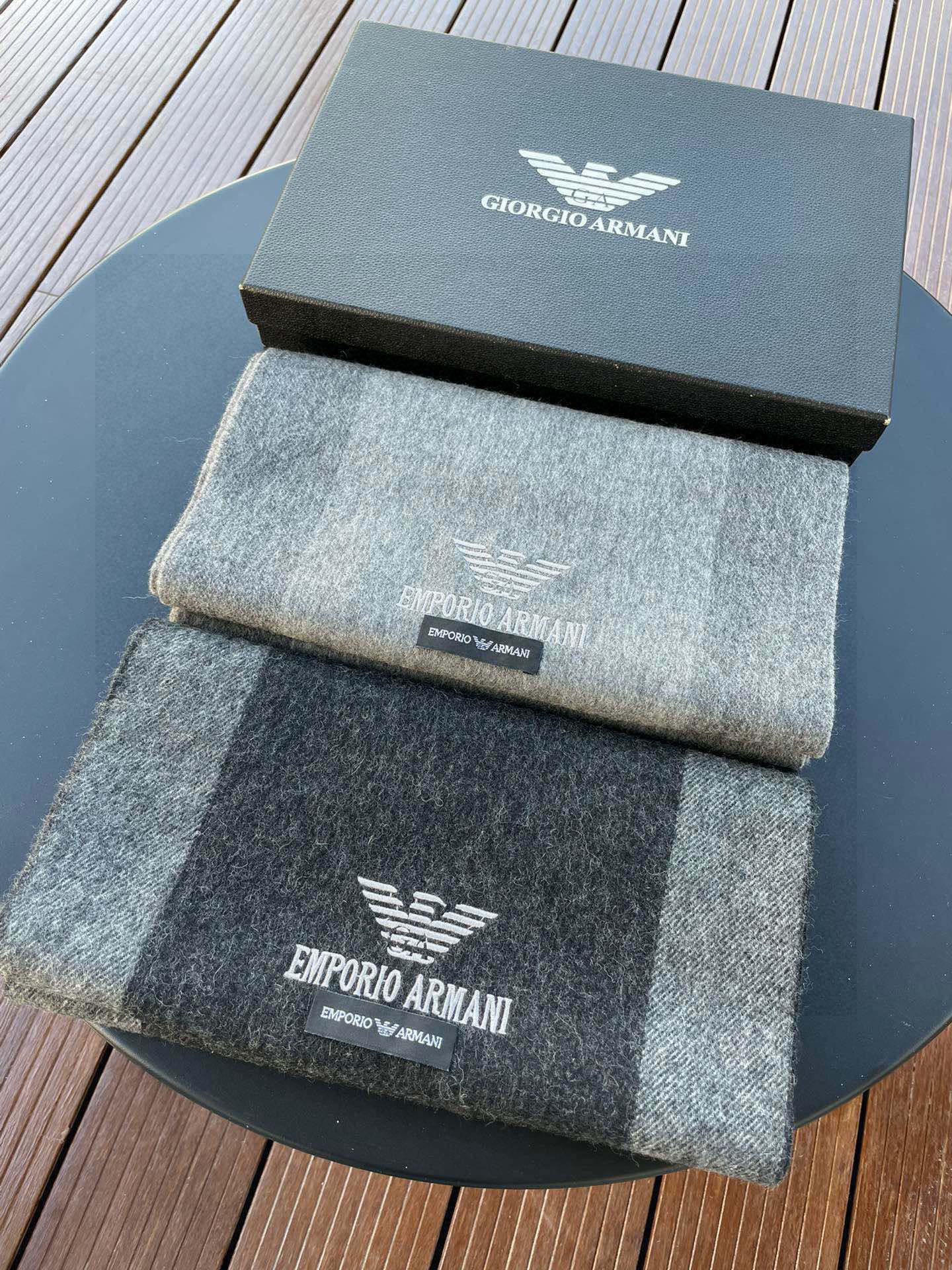 。阿玛尼海外专柜条纹拼色最新男士羊羔毛围巾～惊爆上架🎉国内专柜都没上架，从款式到面料都很赞🎻，经典的条纹