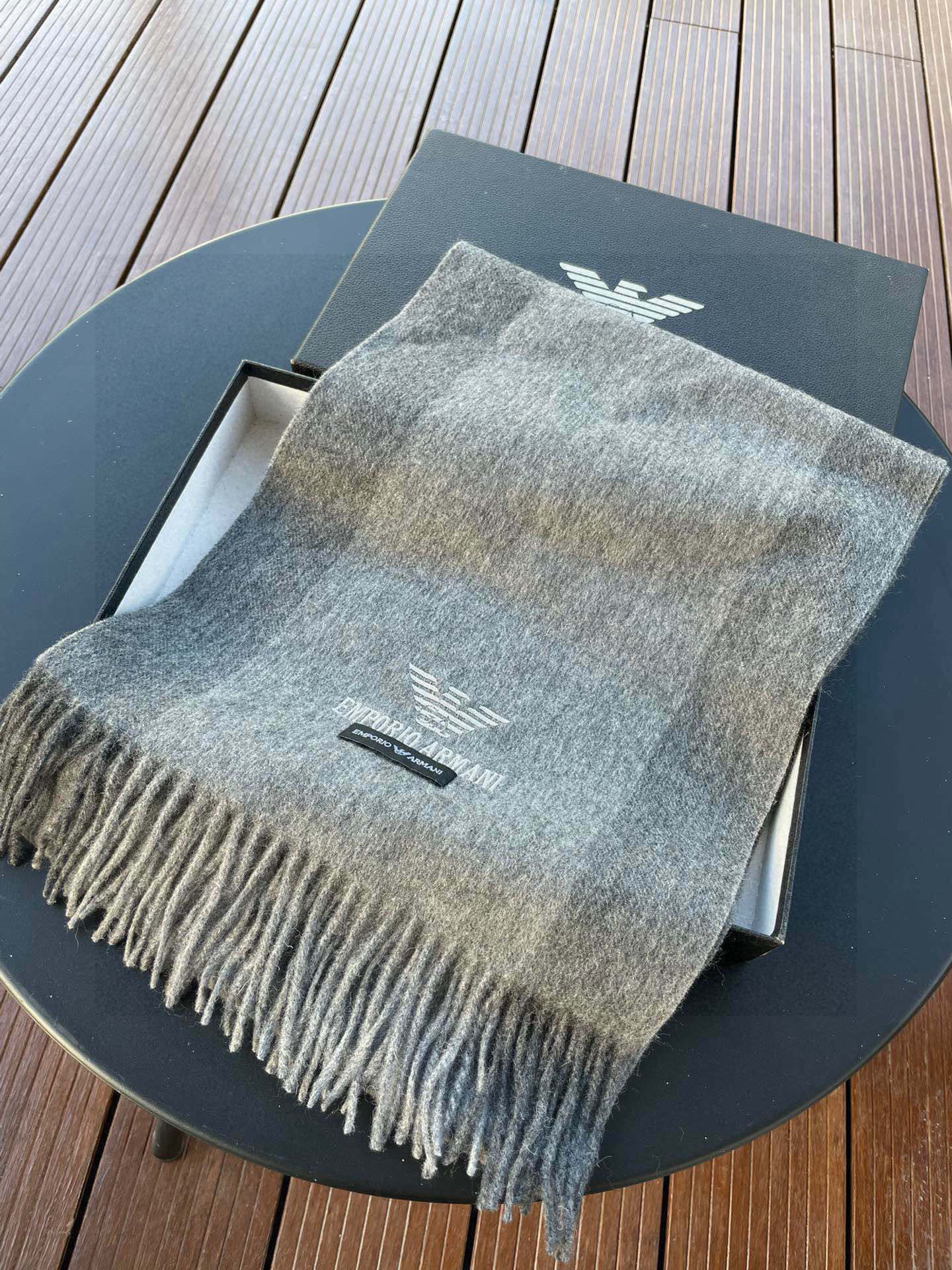 。阿玛尼海外专柜条纹拼色最新男士羊羔毛围巾～惊爆上架🎉国内专柜都没上架，从款式到面料都很赞🎻，经典的条纹