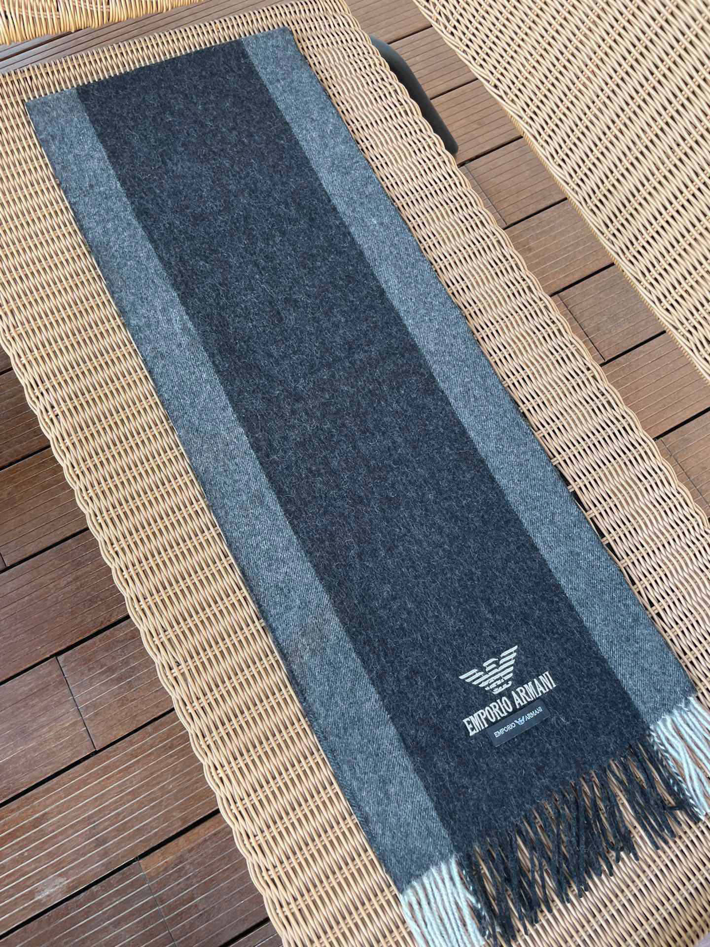 。阿玛尼海外专柜条纹拼色最新男士羊羔毛围巾～惊爆上架🎉国内专柜都没上架，从款式到面料都很赞🎻，经典的条纹