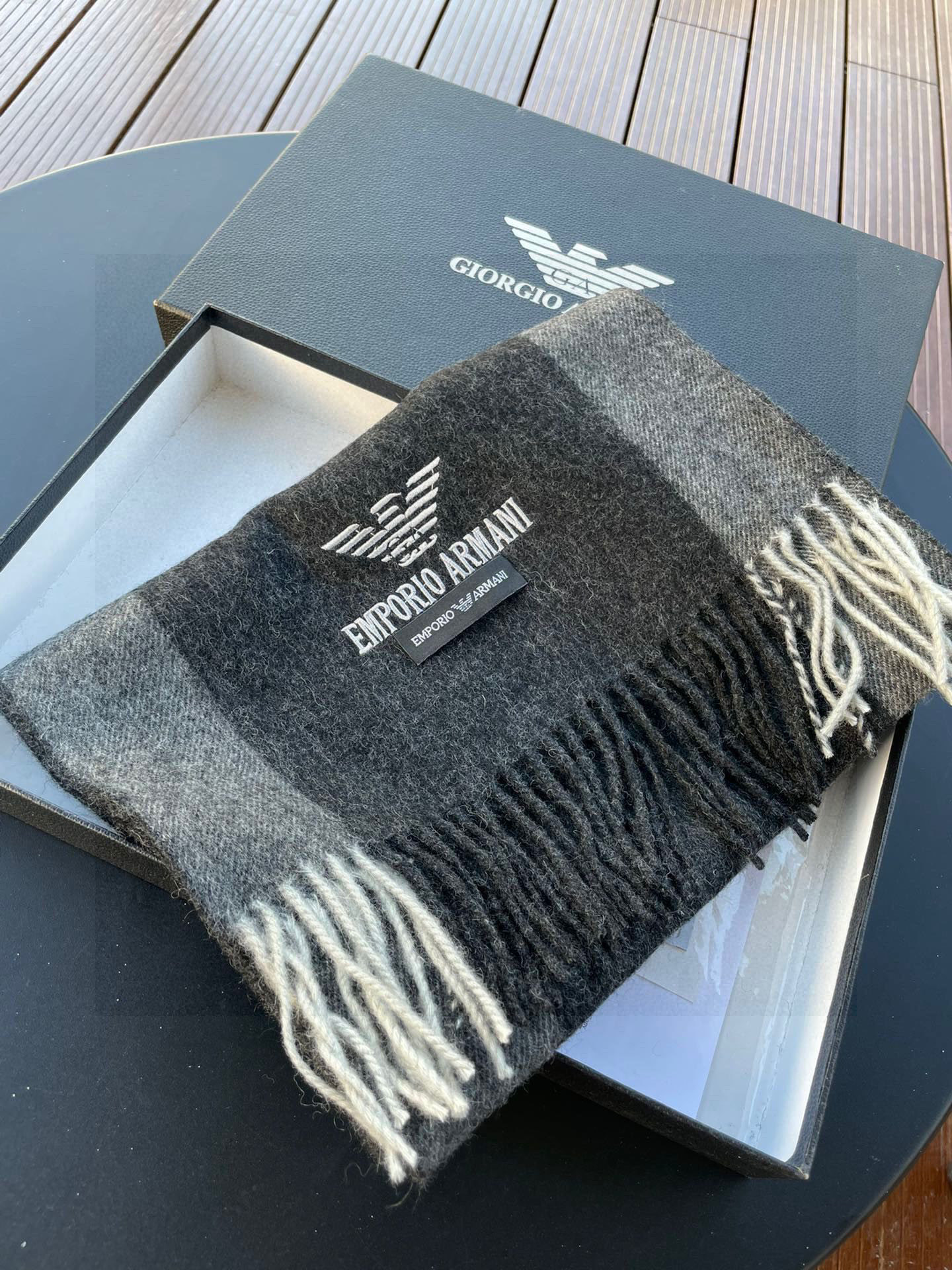 。阿玛尼海外专柜条纹拼色最新男士羊羔毛围巾～惊爆上架🎉国内专柜都没上架，从款式到面料都很赞🎻，经典的条纹