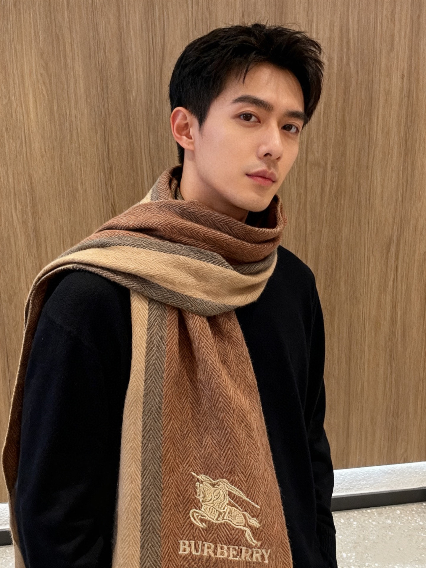 新款巴宝莉Bur羊绒男士精仿细腻围巾好看的要疯掉了，太有型太有魅力了！！！非常斯文时尚的秋冬单品！真的很
