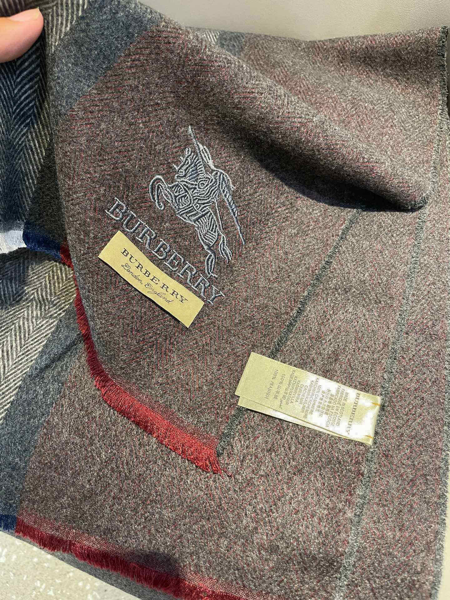 新款巴宝莉Bur羊绒男士精仿细腻围巾好看的要疯掉了，太有型太有魅力了！！！非常斯文时尚的秋冬单品！真的很