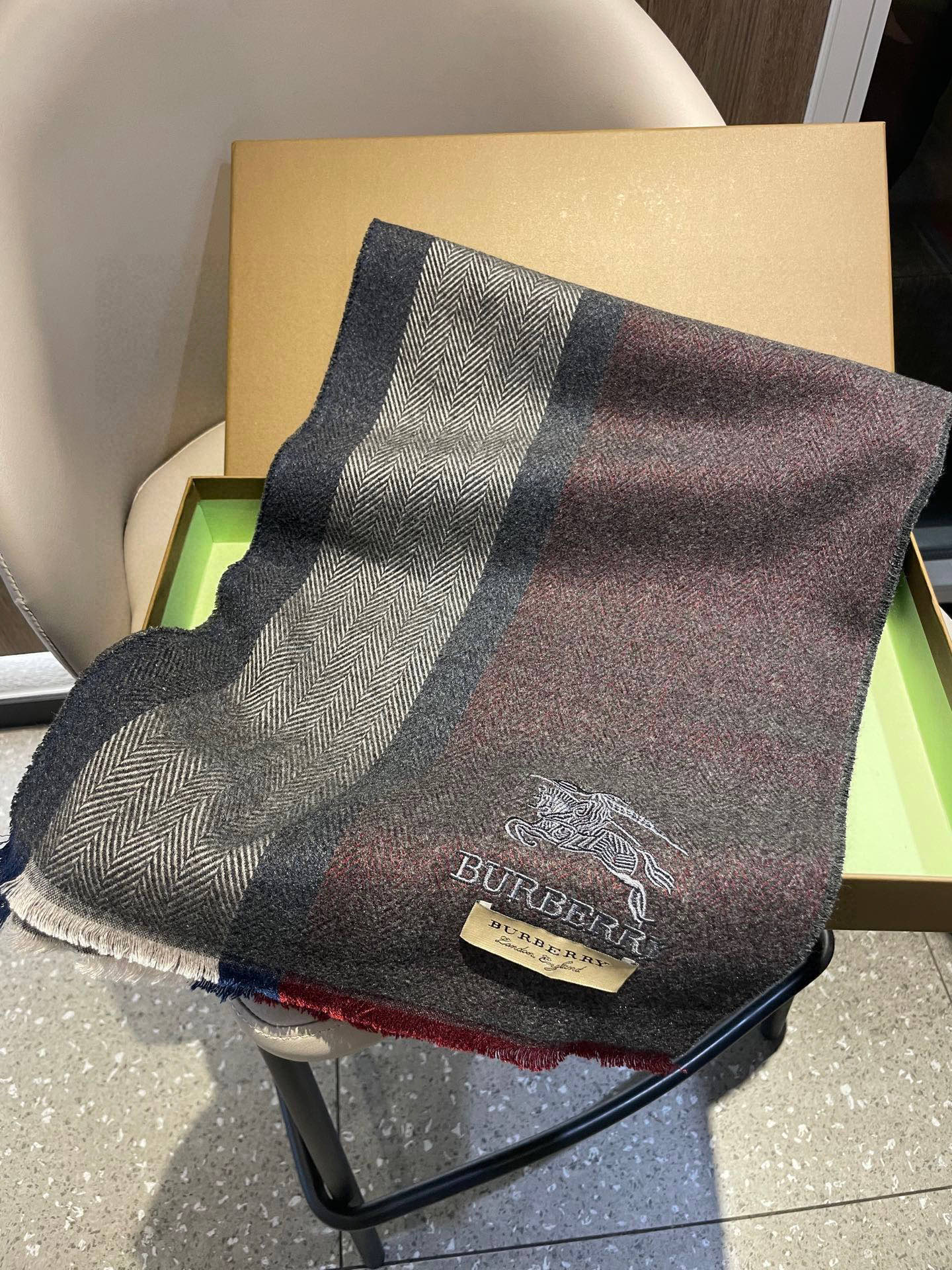 新款巴宝莉Bur羊绒男士精仿细腻围巾好看的要疯掉了，太有型太有魅力了！！！非常斯文时尚的秋冬单品！真的很