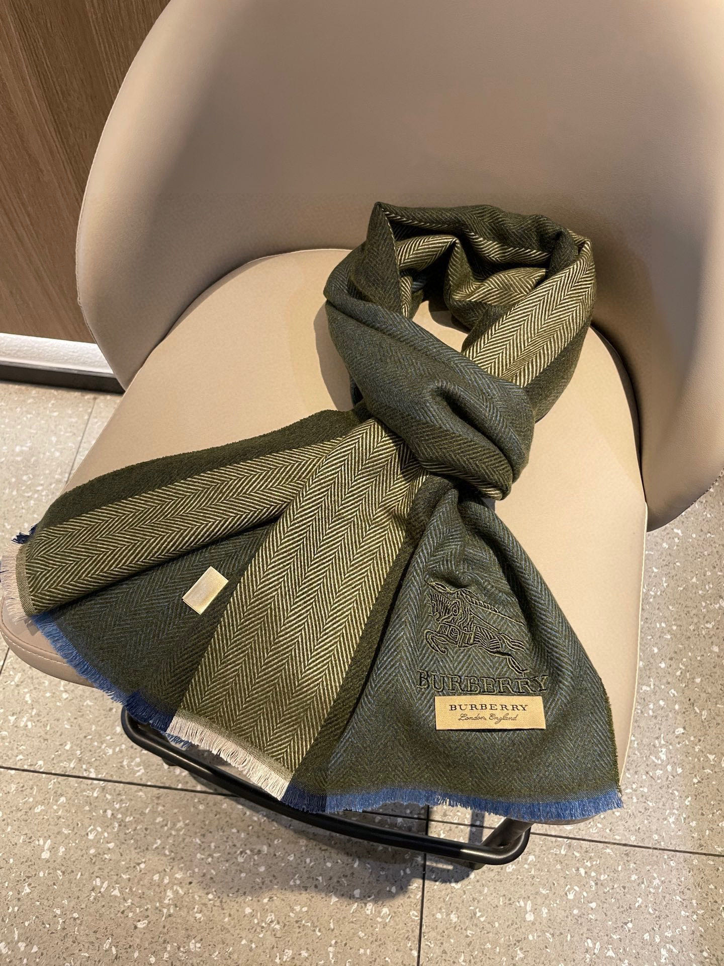 新款巴宝莉Bur羊绒男士精仿细腻围巾好看的要疯掉了，太有型太有魅力了！！！非常斯文时尚的秋冬单品！真的很