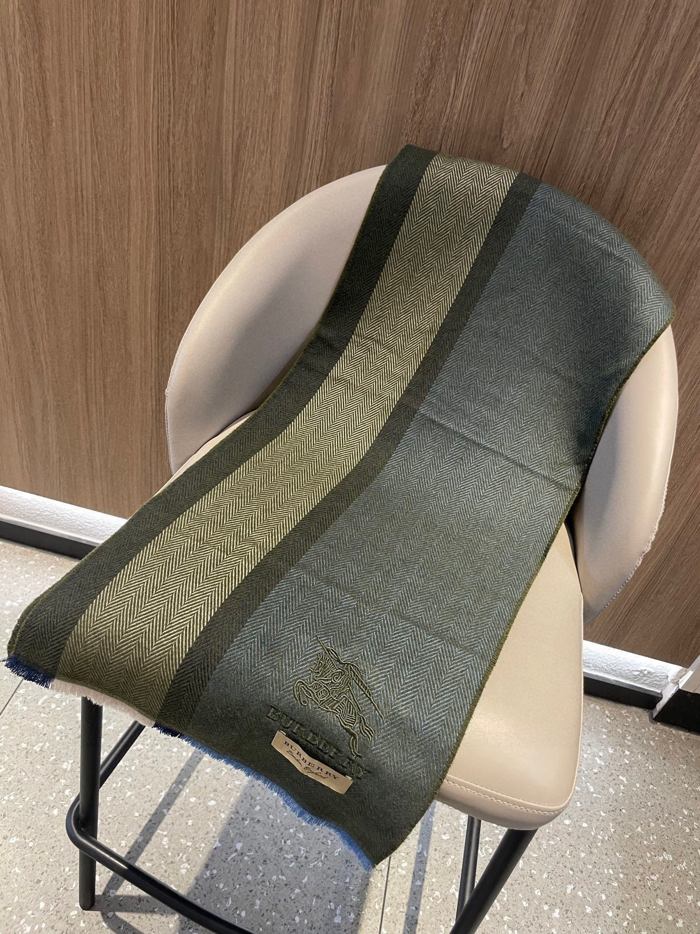 新款巴宝莉Bur羊绒男士精仿细腻围巾好看的要疯掉了，太有型太有魅力了！！！非常斯文时尚的秋冬单品！真的很