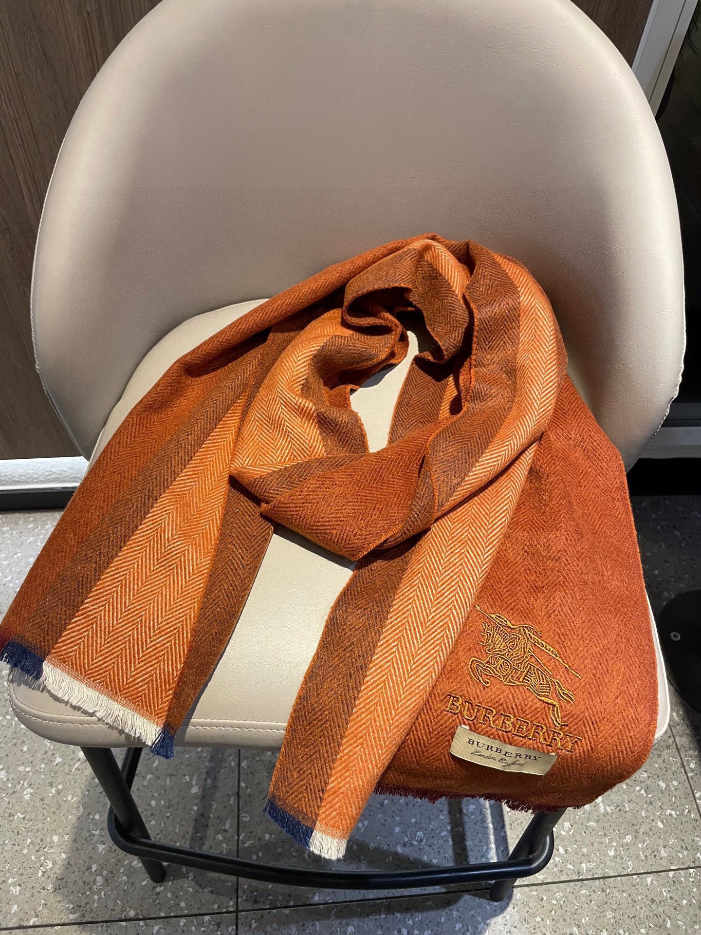 新款巴宝莉Bur羊绒男士精仿细腻围巾好看的要疯掉了，太有型太有魅力了！！！非常斯文时尚的秋冬单品！真的很