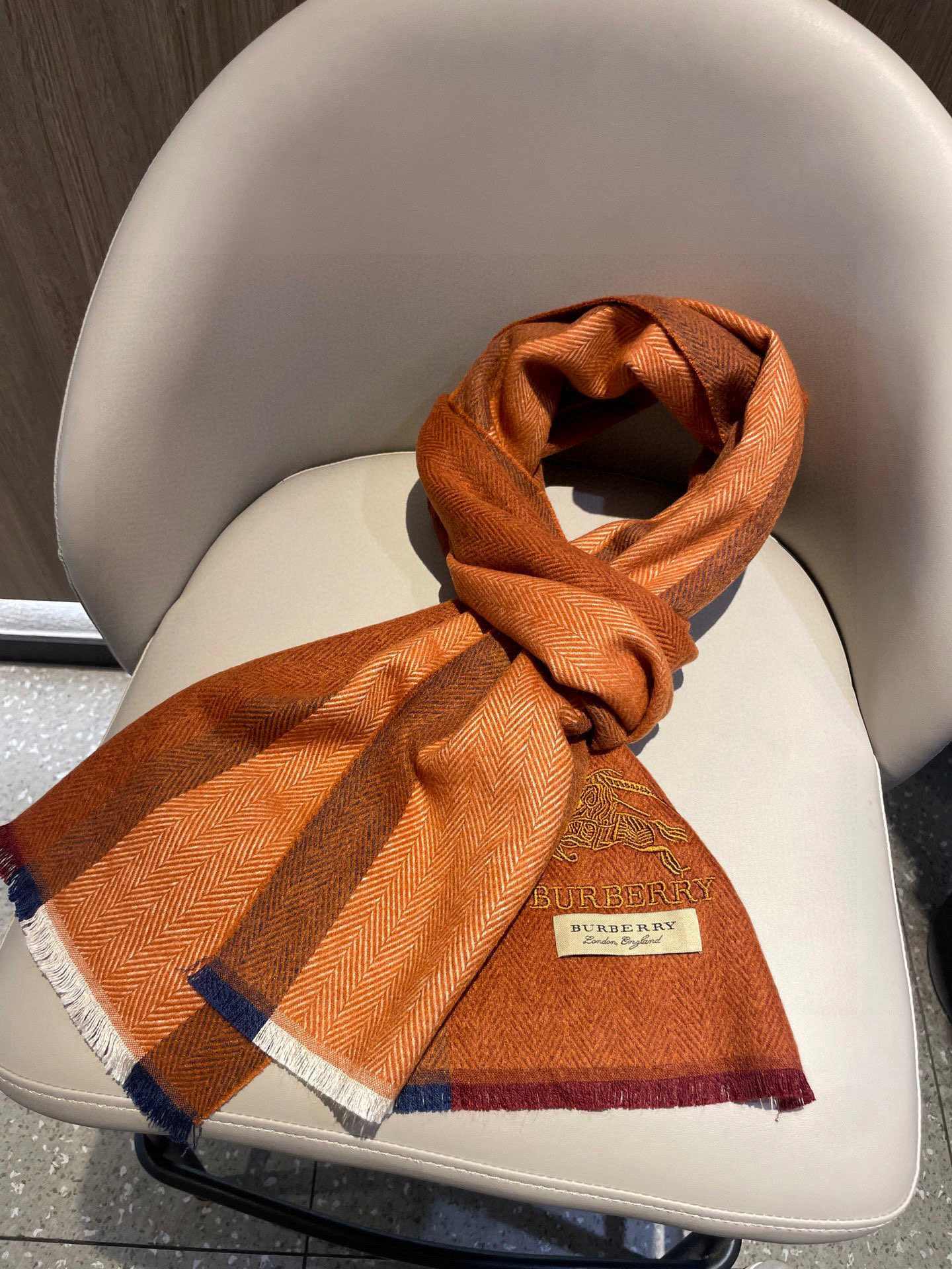 新款巴宝莉Bur羊绒男士精仿细腻围巾好看的要疯掉了，太有型太有魅力了！！！非常斯文时尚的秋冬单品！真的很