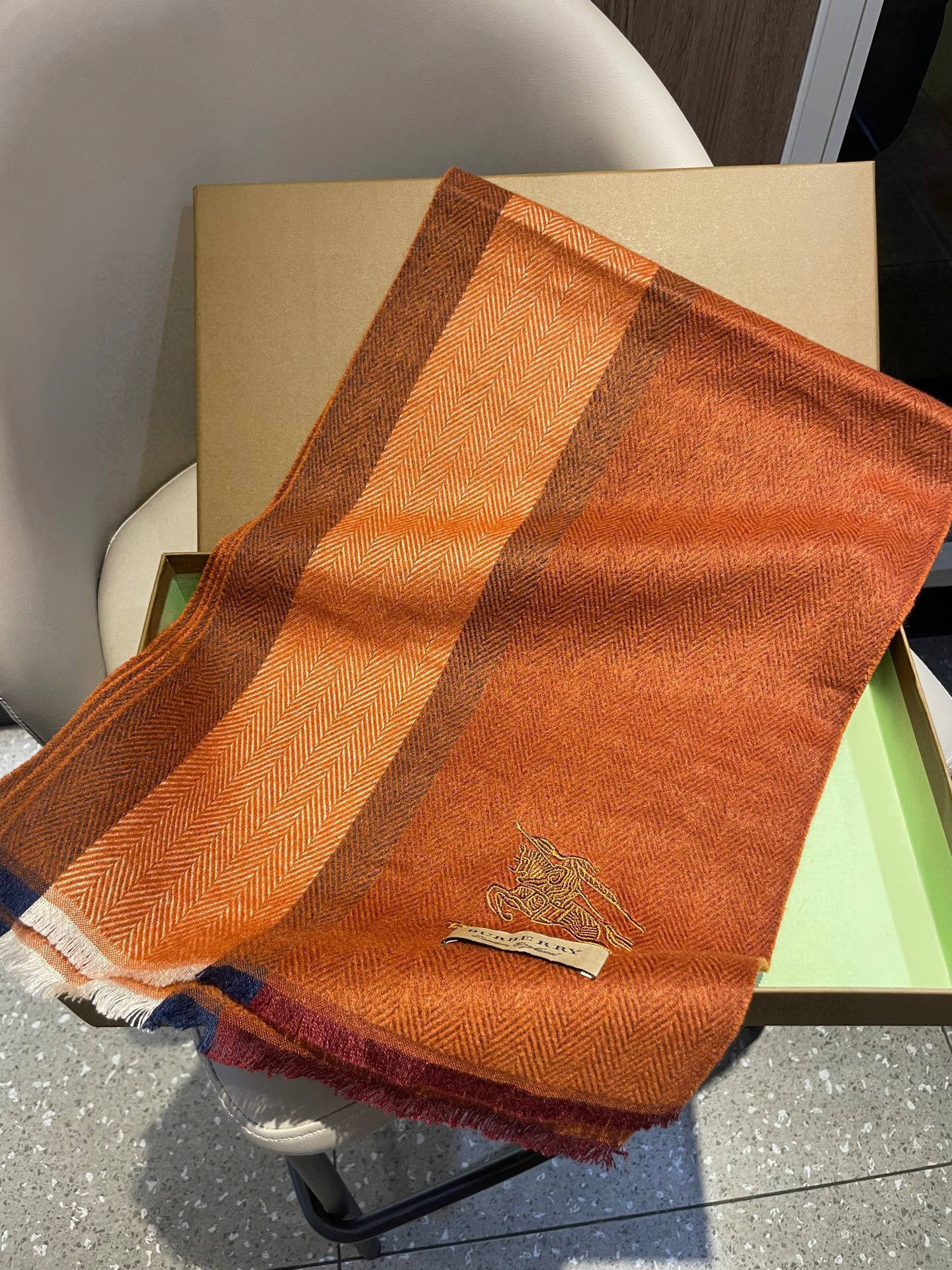 新款巴宝莉Bur羊绒男士精仿细腻围巾好看的要疯掉了，太有型太有魅力了！！！非常斯文时尚的秋冬单品！真的很