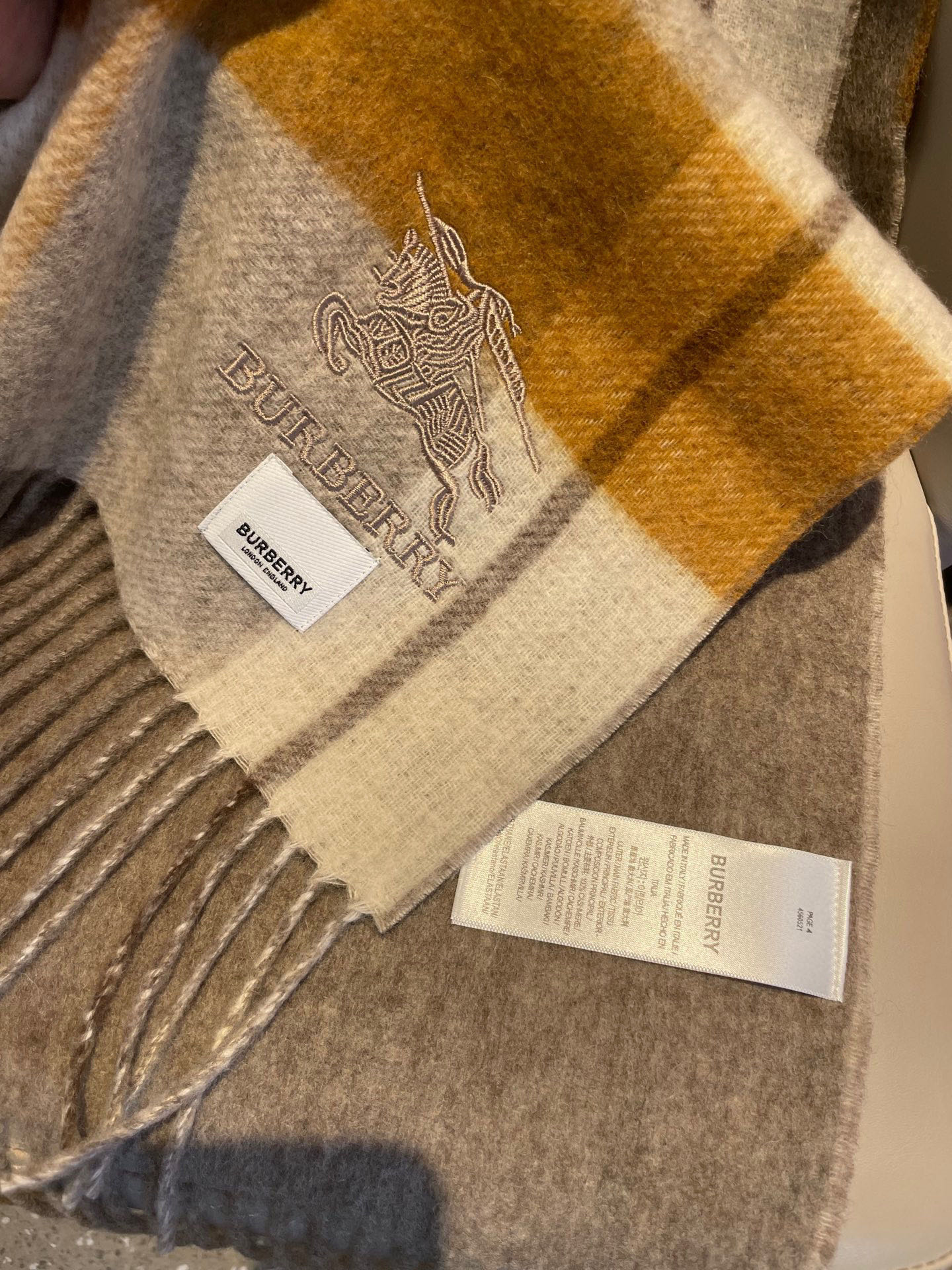 新款巴宝莉双面羊绒❗男女同款围巾且买且珍惜羊绒款😍~都是出口订单所以比较难遇❤东西讲究少而精😍好看的一定