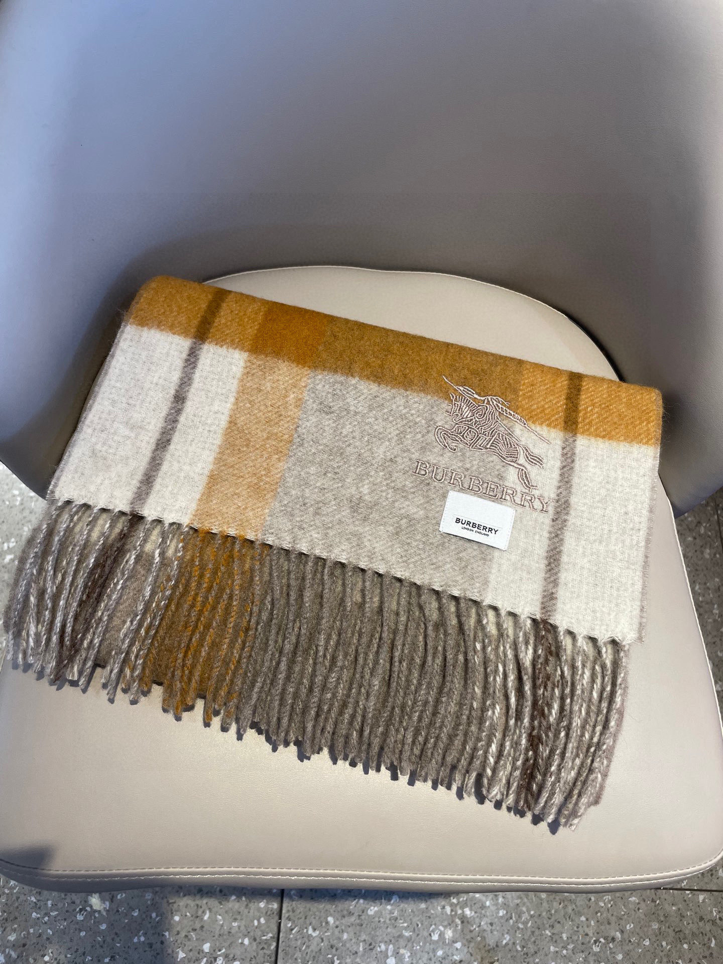 新款巴宝莉双面羊绒❗男女同款围巾且买且珍惜羊绒款😍~都是出口订单所以比较难遇❤东西讲究少而精😍好看的一定