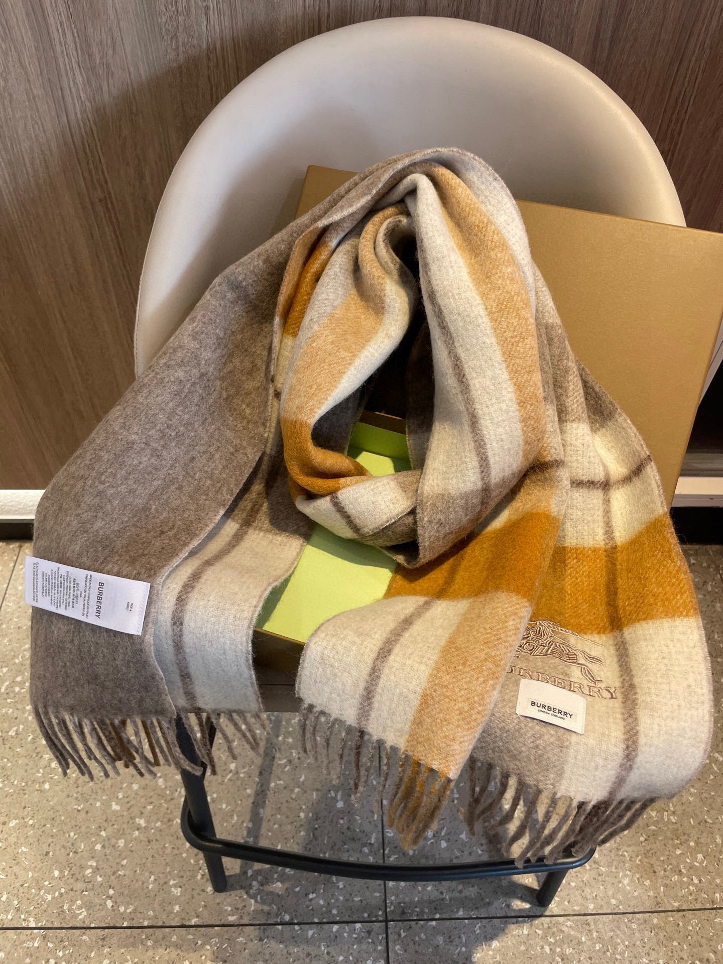 新款巴宝莉双面羊绒❗男女同款围巾且买且珍惜羊绒款😍~都是出口订单所以比较难遇❤东西讲究少而精😍好看的一定