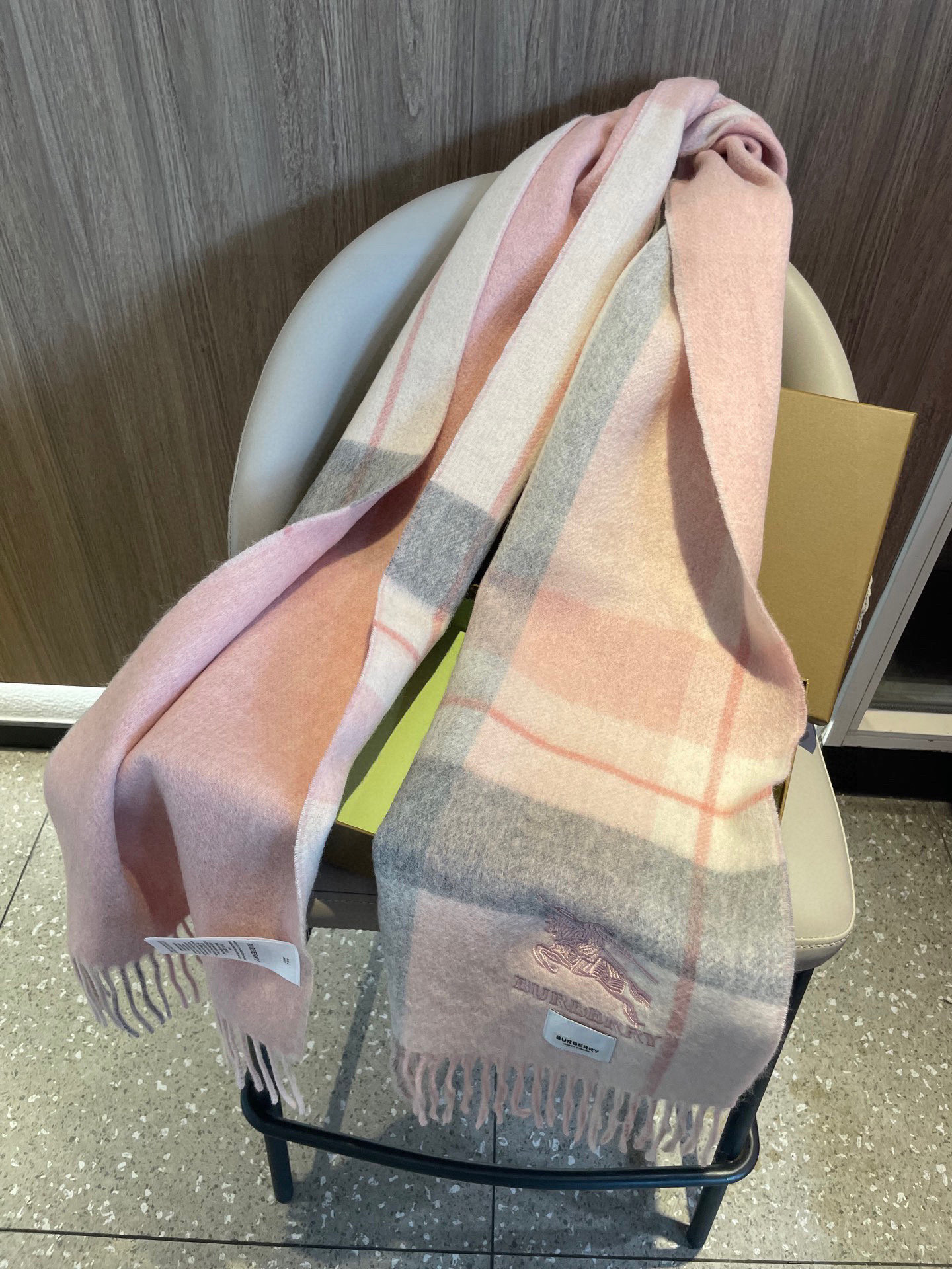 新款巴宝莉双面羊绒❗男女同款围巾且买且珍惜羊绒款😍~都是出口订单所以比较难遇❤东西讲究少而精😍好看的一定