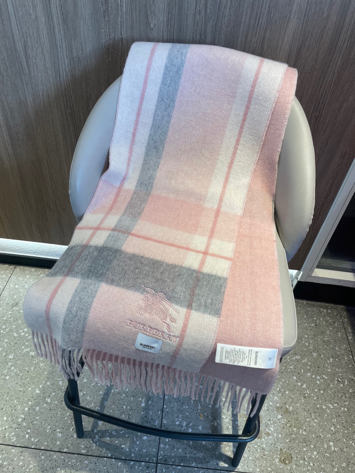 新款巴宝莉双面羊绒❗男女同款围巾且买且珍惜羊绒款😍~都是出口订单所以比较难遇❤东西讲究少而精😍好看的一定