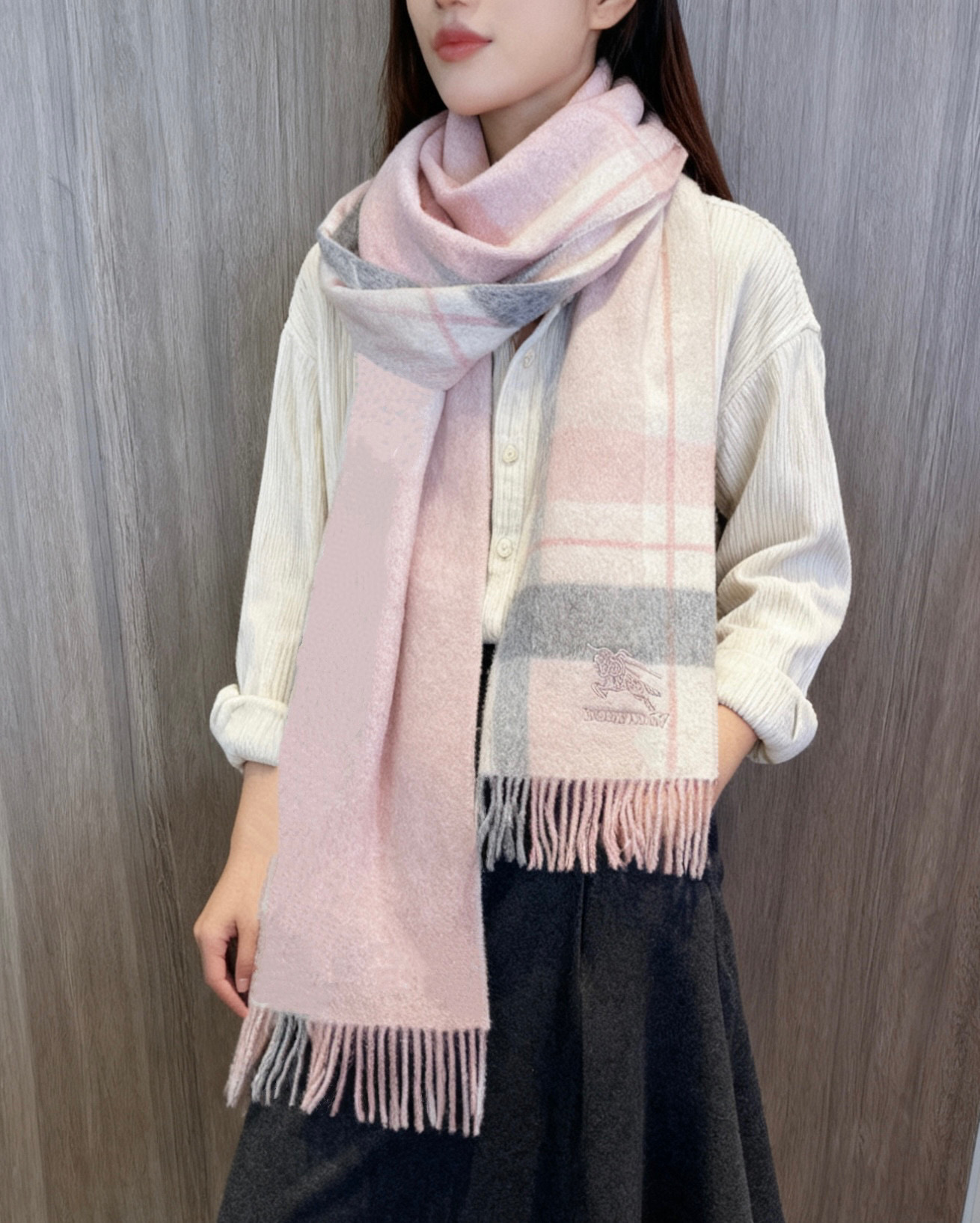 新款巴宝莉双面羊绒❗男女同款围巾且买且珍惜羊绒款😍~都是出口订单所以比较难遇❤东西讲究少而精😍好看的一定