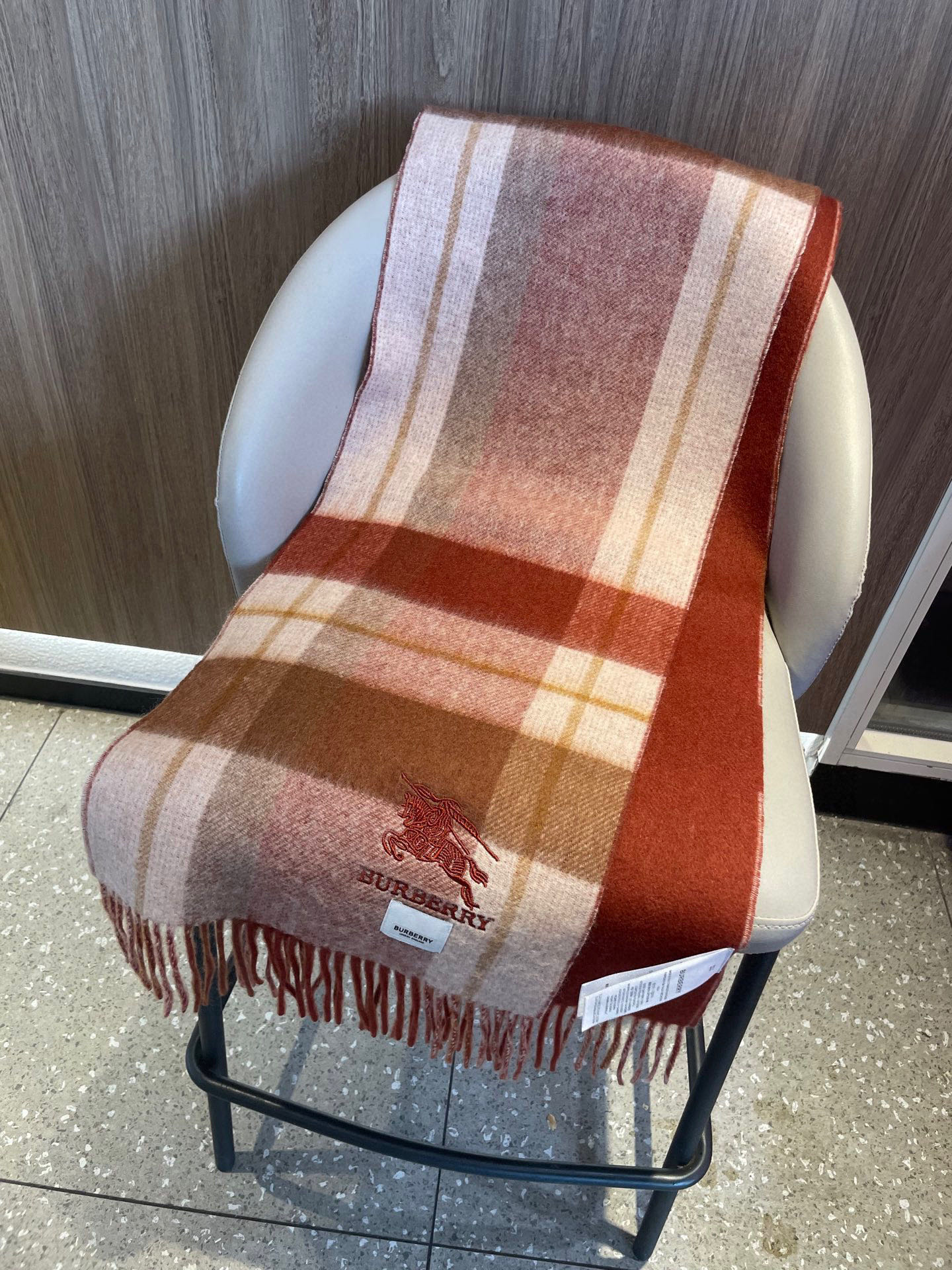 新款巴宝莉双面羊绒❗男女同款围巾且买且珍惜羊绒款😍~都是出口订单所以比较难遇❤东西讲究少而精😍好看的一定