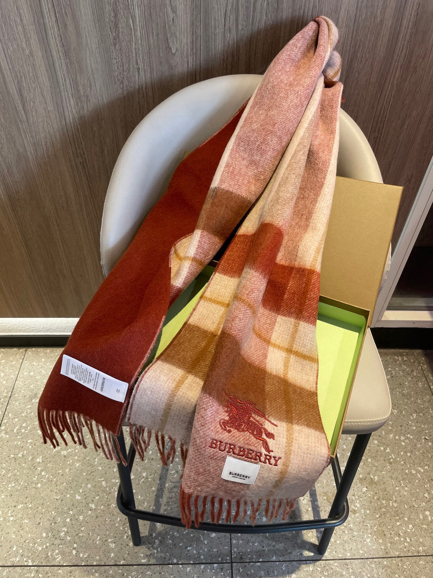 新款巴宝莉双面羊绒❗男女同款围巾且买且珍惜羊绒款😍~都是出口订单所以比较难遇❤东西讲究少而精😍好看的一定