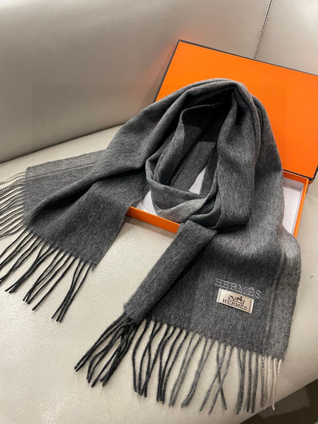 HERMFS【爱马仕】巴黎时装展采用蒙古高原细羊绒！手感满满地都是细腻的绒毛！这个价格绝对百分之百的实惠