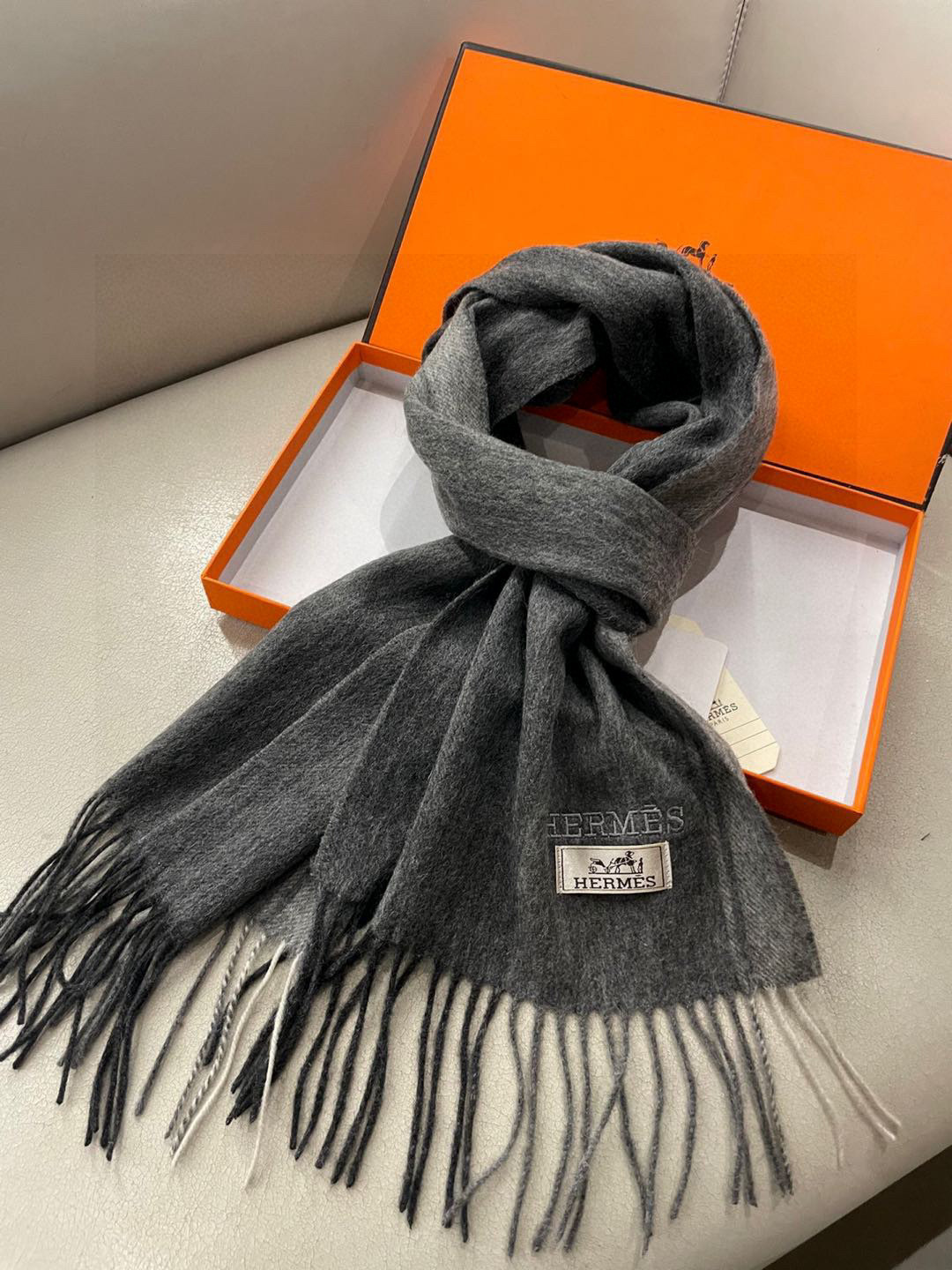 HERMFS【爱马仕】巴黎时装展采用蒙古高原细羊绒！手感满满地都是细腻的绒毛！这个价格绝对百分之百的实惠