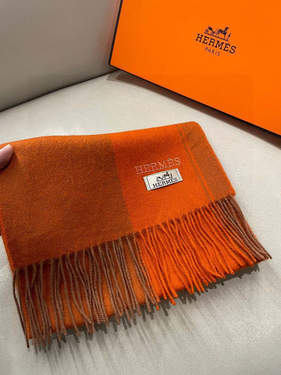 HERMFS【爱马仕】巴黎时装展采用蒙古高原细羊绒！手感满满地都是细腻的绒毛！这个价格绝对百分之百的实惠