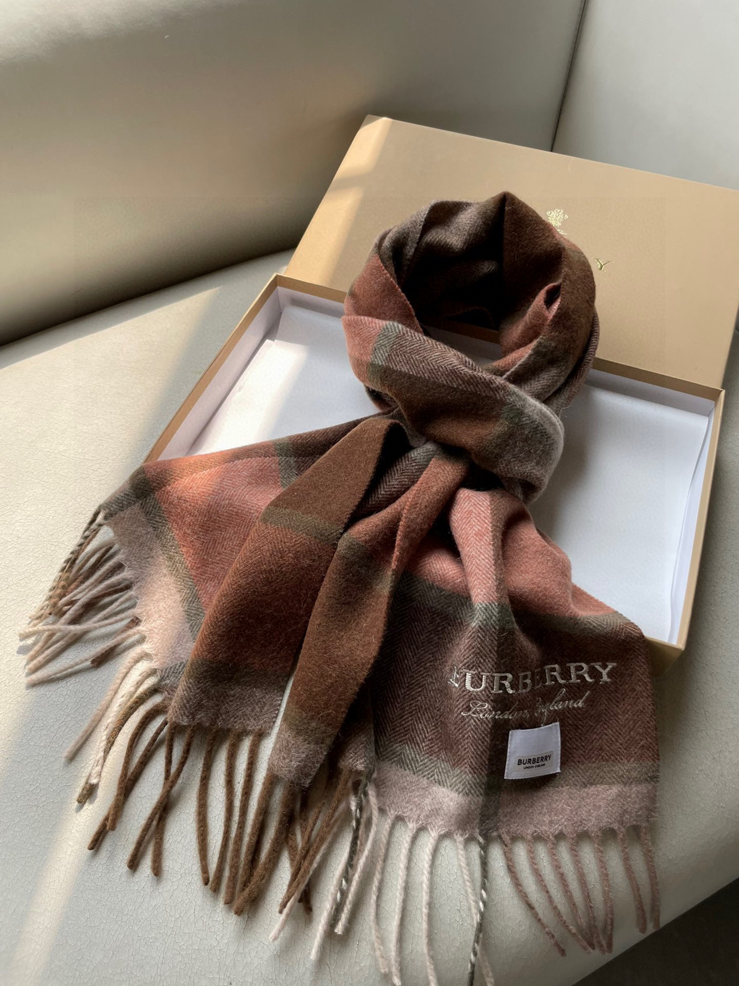 巴宝莉Bur字母刺绣🪡男女同款羊绒格子好看的要疯掉了，太有型太有魅力了！！！非常斯文时尚的秋冬单品！真的