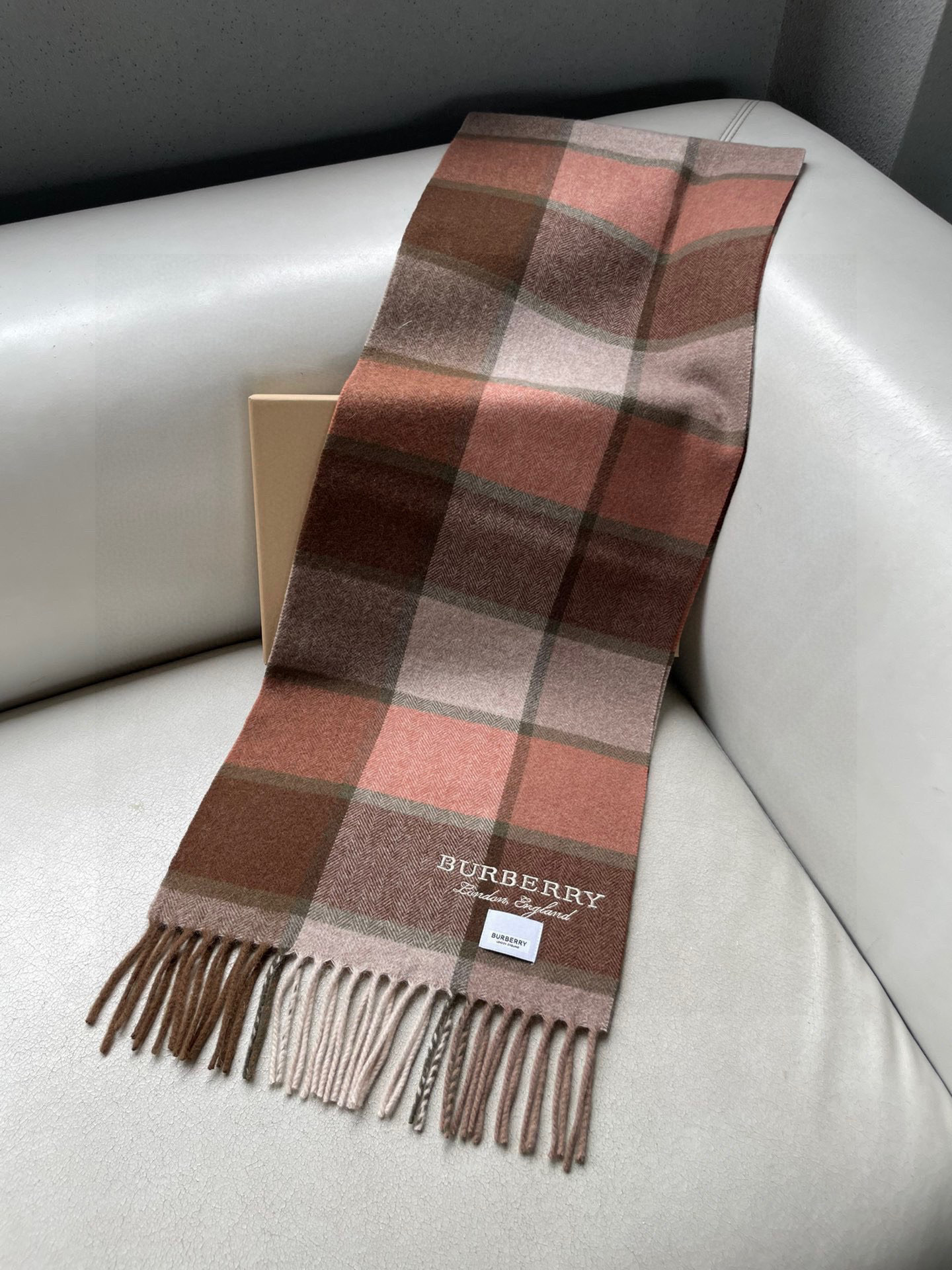 巴宝莉Bur字母刺绣🪡男女同款羊绒格子好看的要疯掉了，太有型太有魅力了！！！非常斯文时尚的秋冬单品！真的