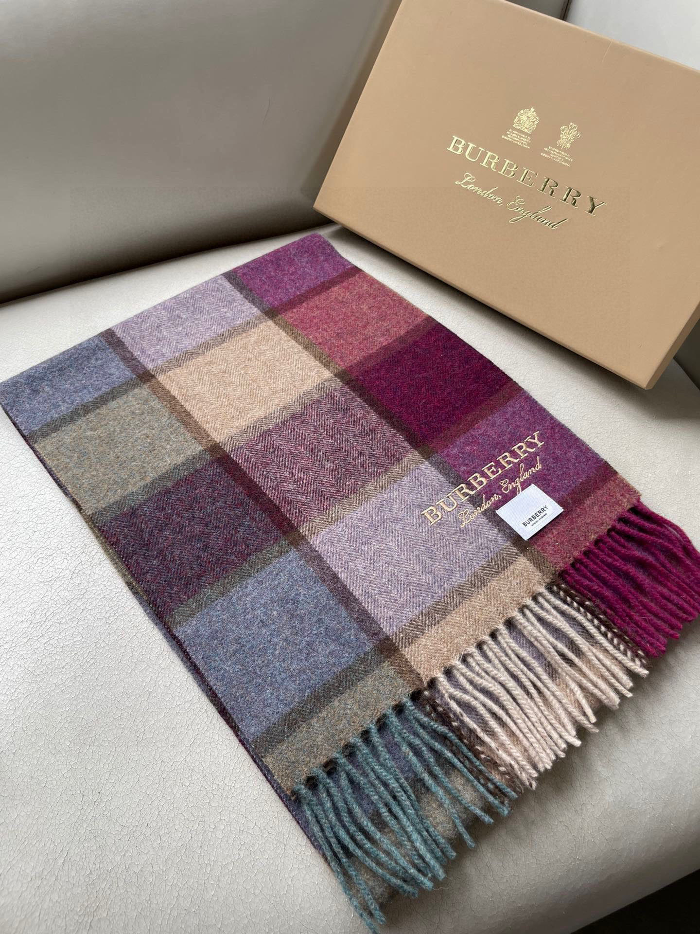 巴宝莉Bur字母刺绣🪡男女同款羊绒格子好看的要疯掉了，太有型太有魅力了！！！非常斯文时尚的秋冬单品！真的