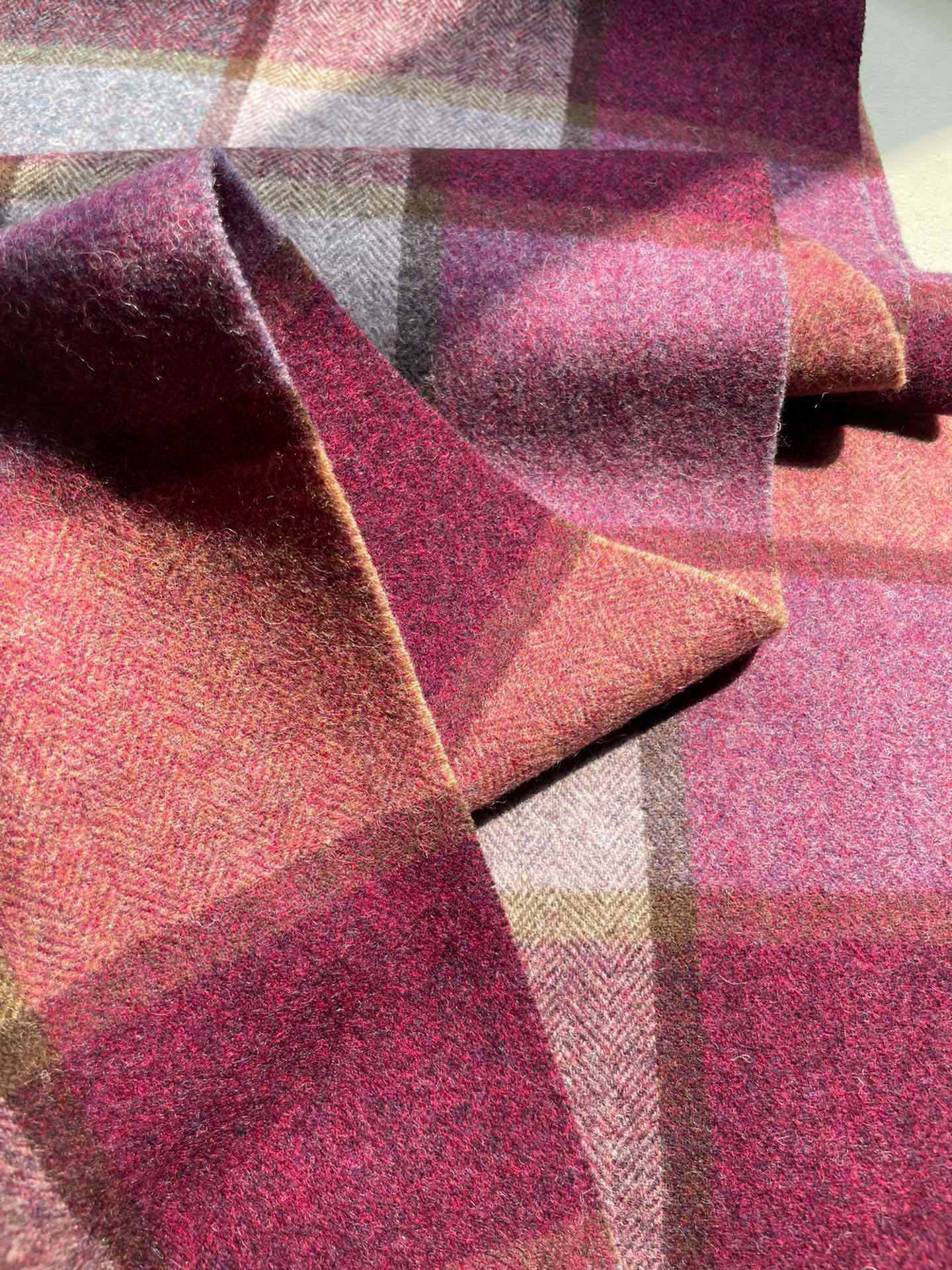 巴宝莉Bur字母刺绣🪡男女同款羊绒格子好看的要疯掉了，太有型太有魅力了！！！非常斯文时尚的秋冬单品！真的