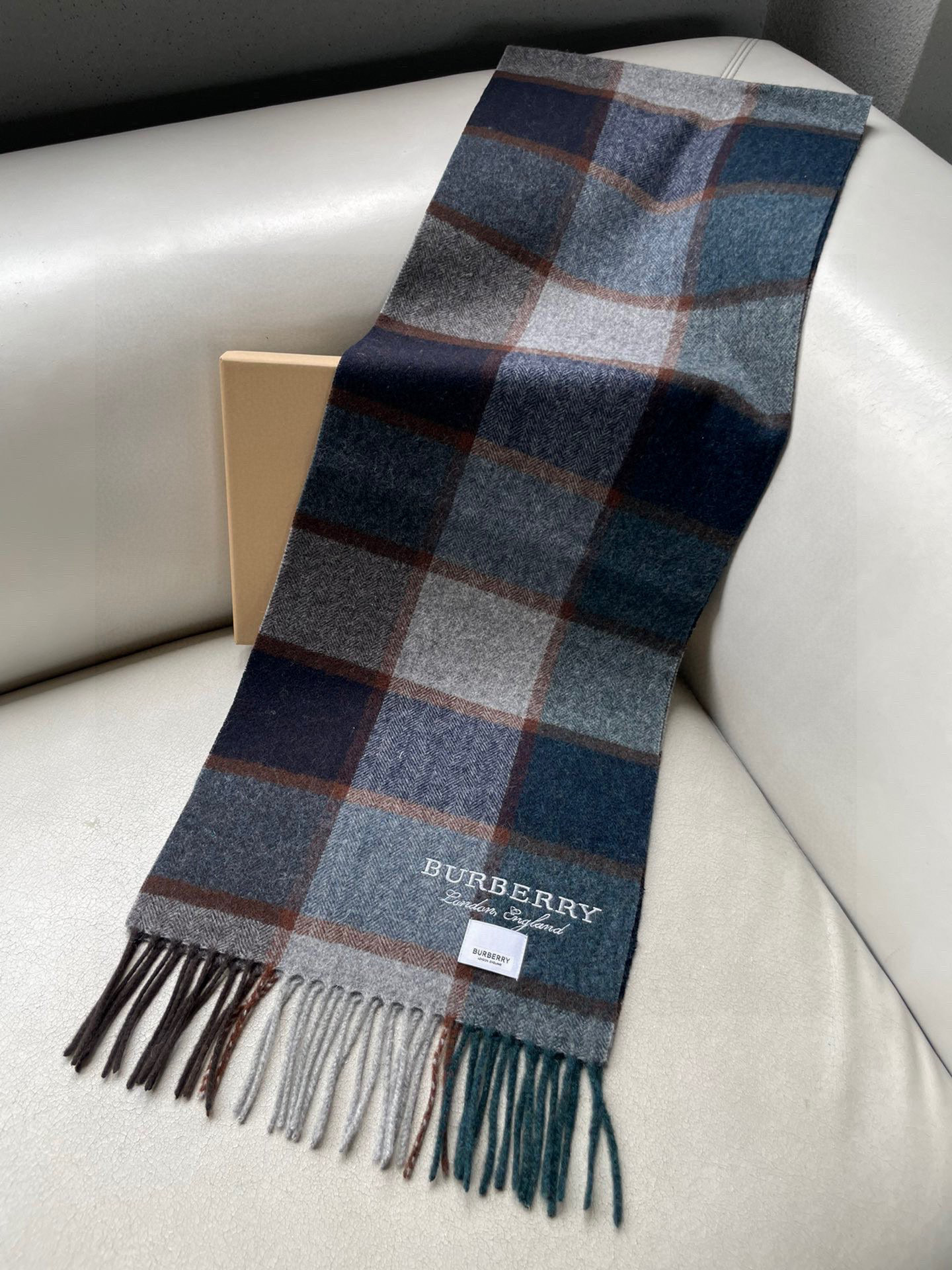 巴宝莉Bur字母刺绣🪡男女同款羊绒格子好看的要疯掉了，太有型太有魅力了！！！非常斯文时尚的秋冬单品！真的