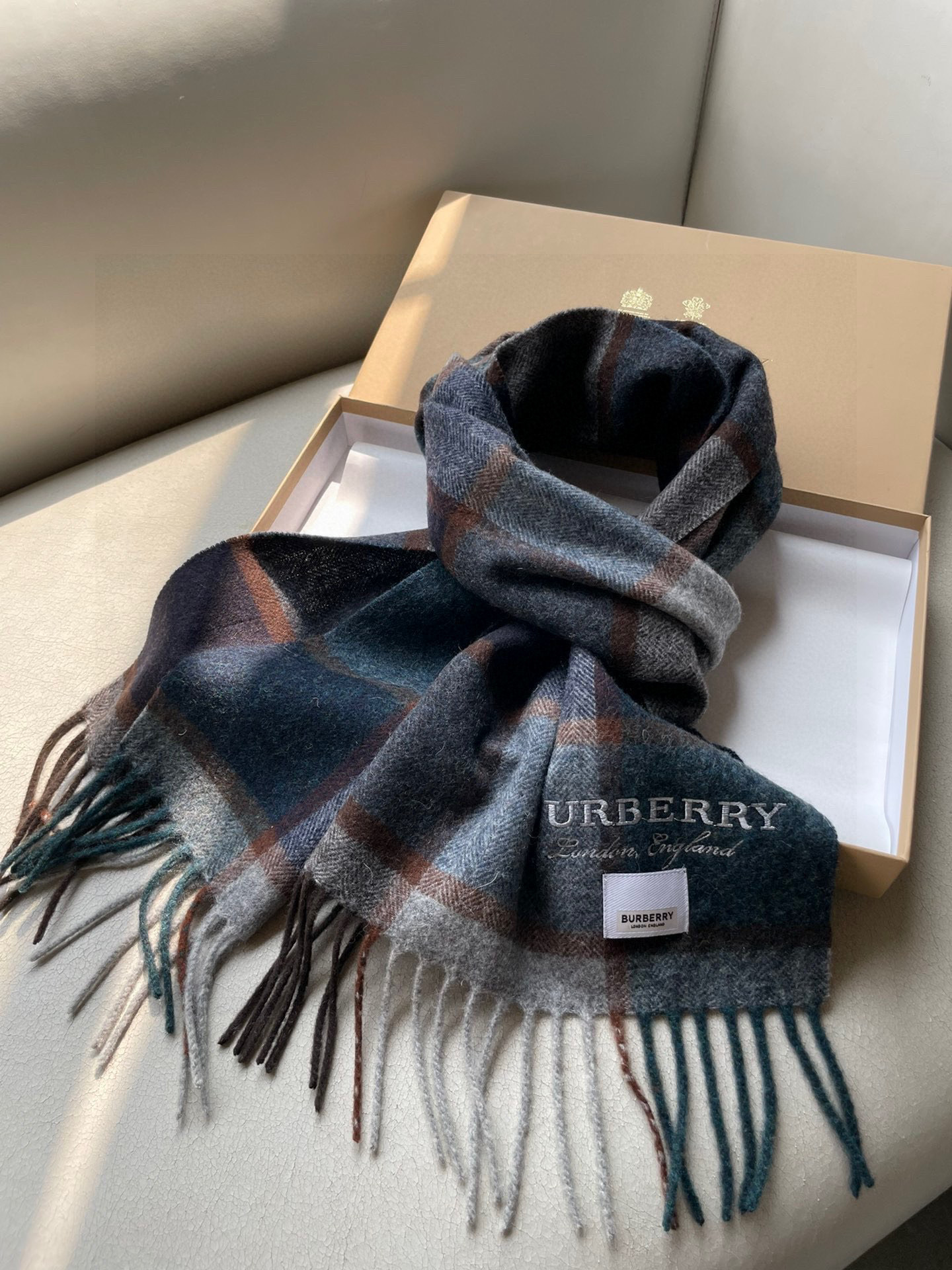 巴宝莉Bur字母刺绣🪡男女同款羊绒格子好看的要疯掉了，太有型太有魅力了！！！非常斯文时尚的秋冬单品！真的