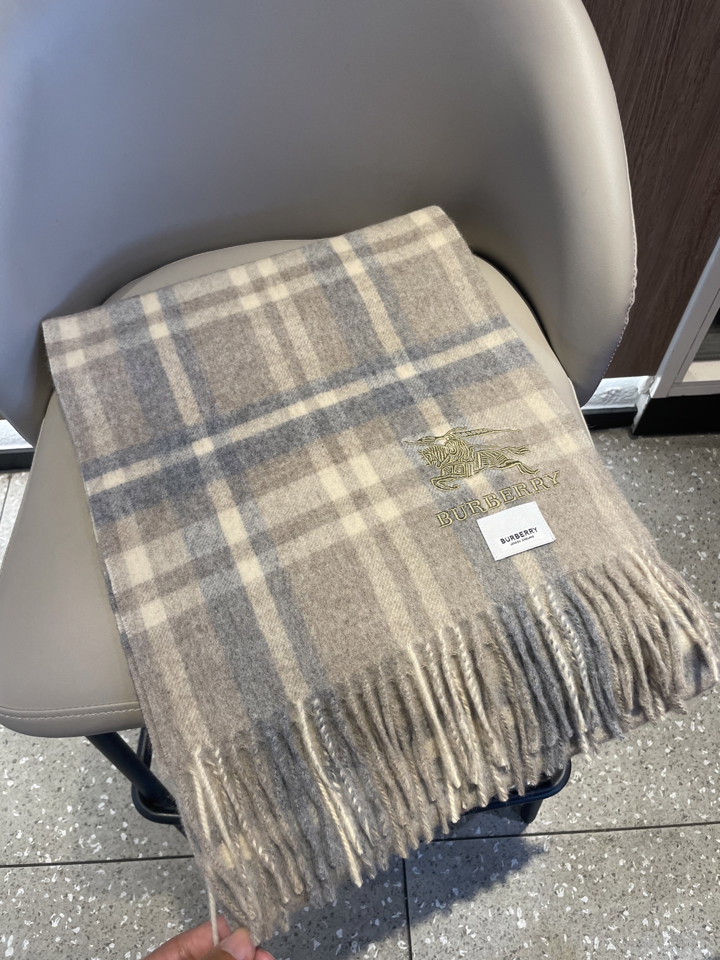 🉐️160 新款巴宝莉男士格子高级货❗️ 顶级出口尾单战马刺绣👍货不多,下手一定要快,真心美的让人非常非常心动 上身效果简直美翻了 品质非常完美👍‼️ 女士送男朋友的绝佳礼品🎁尺寸:30*180