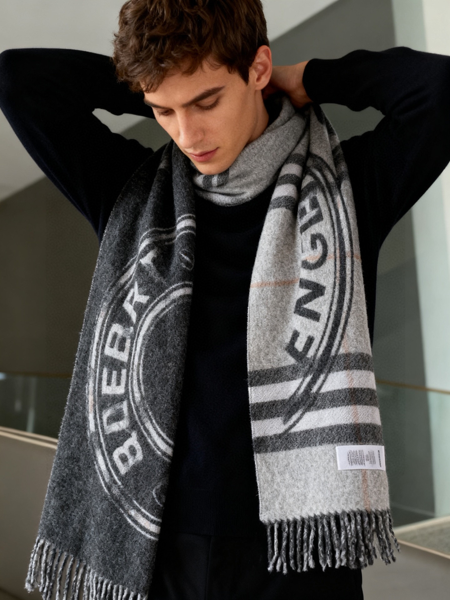 🉐️140 巴宝莉最新蒙太奇提花格子羊绒围巾,这样的格子真的每年看都觉得好看❤️羊绒的面料,非常有水头,超级柔软亲肤,薄薄的但非常保暖。还有围巾的纹路,只有客供面料才能达到这样的水准,手感好的不要不要的,这个纹路真的是绝了,超级清晰❗️三个配色简直都美到心坎里💕随性时髦,围在身上的姿态,超脱而美好❗️现在围真的真的刚刚好❤️规格30*180cm。