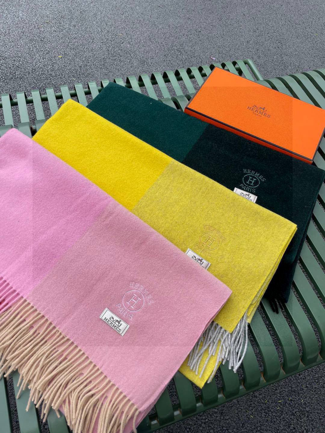 🉐️220 ✨爱马仕最新款，H刺绣系列羊毛毯，大爱三配色。真的太喜欢爱马仕的这款配色了，真的是给家居生活注入新的活力，❗经典到必须珍藏的货，可以居家做装饰毯休闲披下.冷时放车上办公室.还可以披身上凹造型.最实用的好东西❗面料不用多说，羊毛混纺而成，专柜随便对比，上手一摸就知道好东西，规格，秋冬御寒首选.真心每个人留几条.因为送礼太拿的出手.自己用超有面儿…尺寸，140x140cm。100%羊毛。