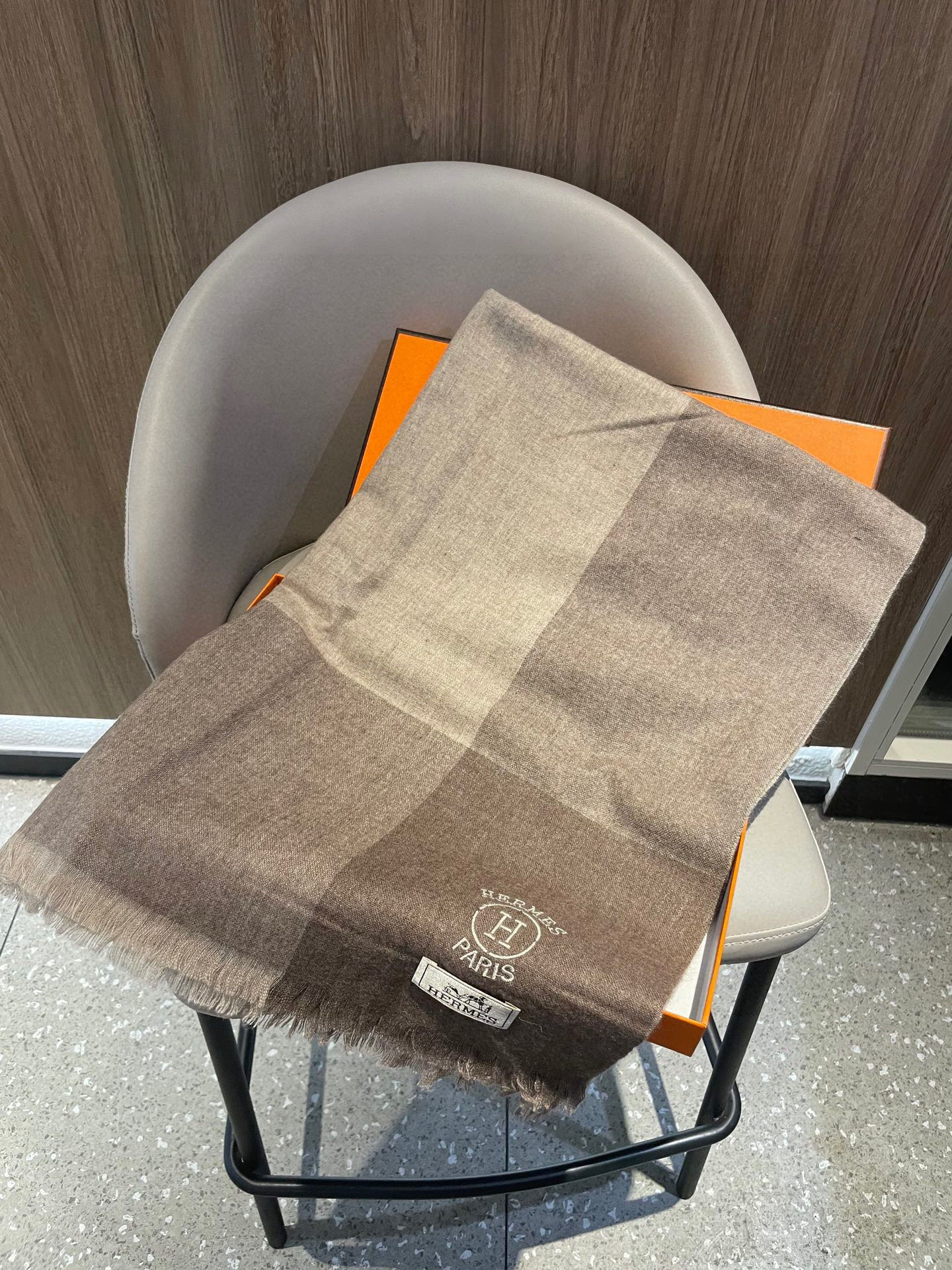 爱马仕男女同款披肩✨羊绒经典格纹👐围巾♨️高尖端产物⚠️，经典logo刺绣，时尚大牌的顶尖设计款💕拿到手