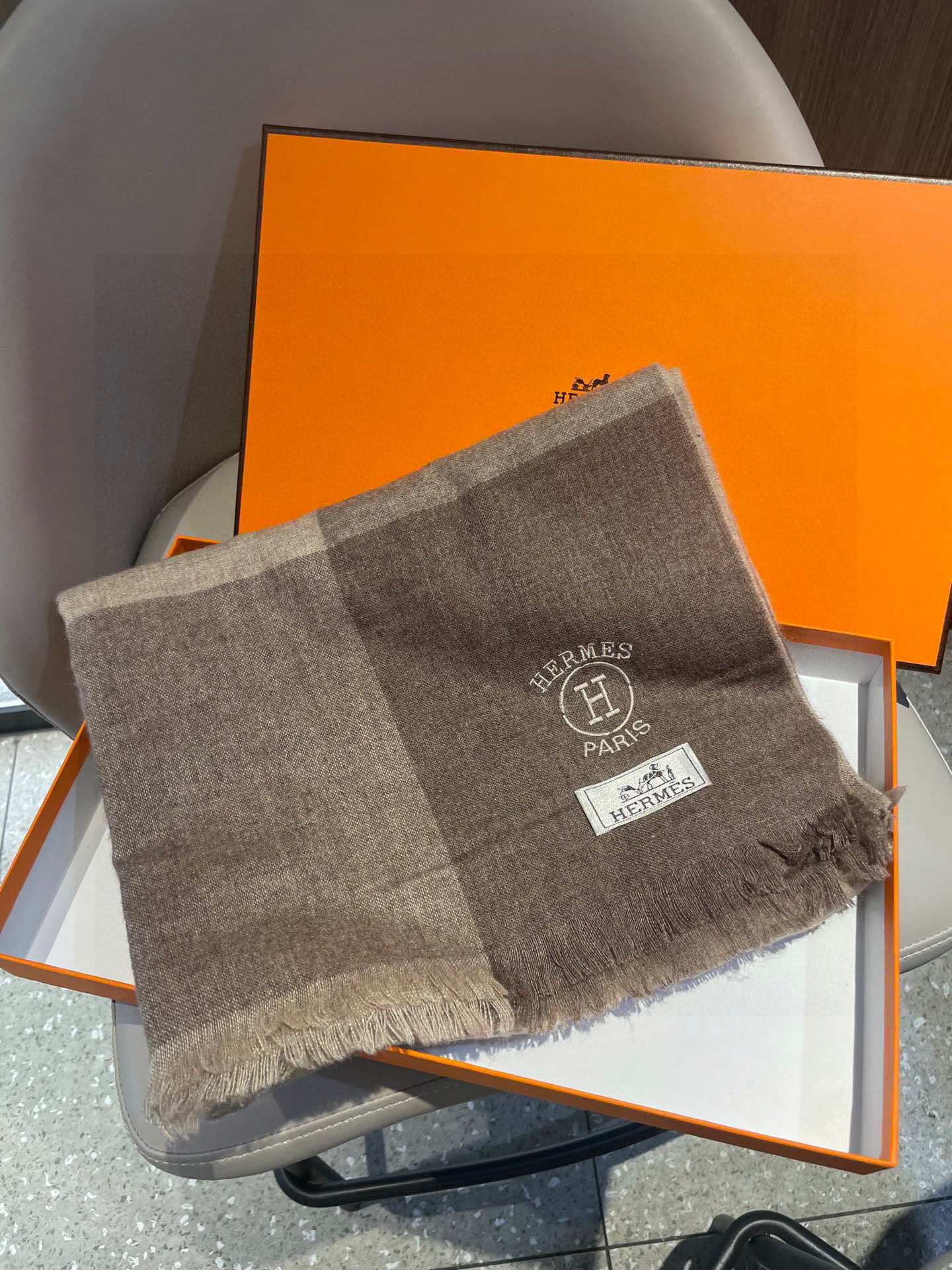 爱马仕男女同款披肩✨羊绒经典格纹👐围巾♨️高尖端产物⚠️，经典logo刺绣，时尚大牌的顶尖设计款💕拿到手