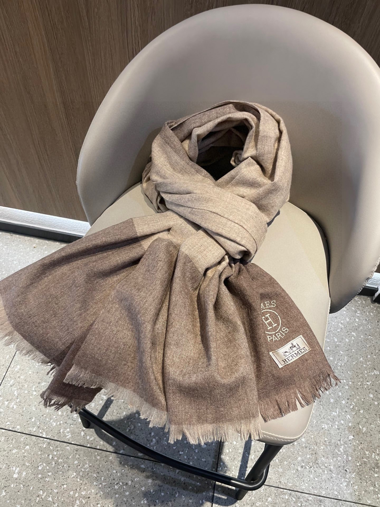 爱马仕男女同款披肩✨羊绒经典格纹👐围巾♨️高尖端产物⚠️，经典logo刺绣，时尚大牌的顶尖设计款💕拿到手