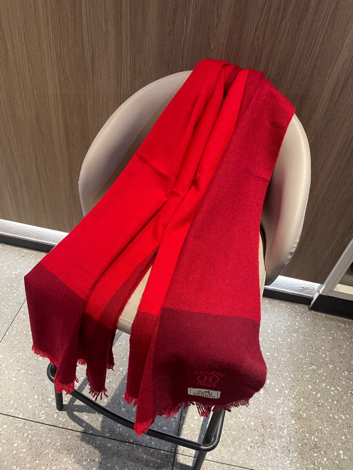 爱马仕男女同款披肩✨羊绒经典格纹👐围巾♨️高尖端产物⚠️，经典logo刺绣，时尚大牌的顶尖设计款💕拿到手