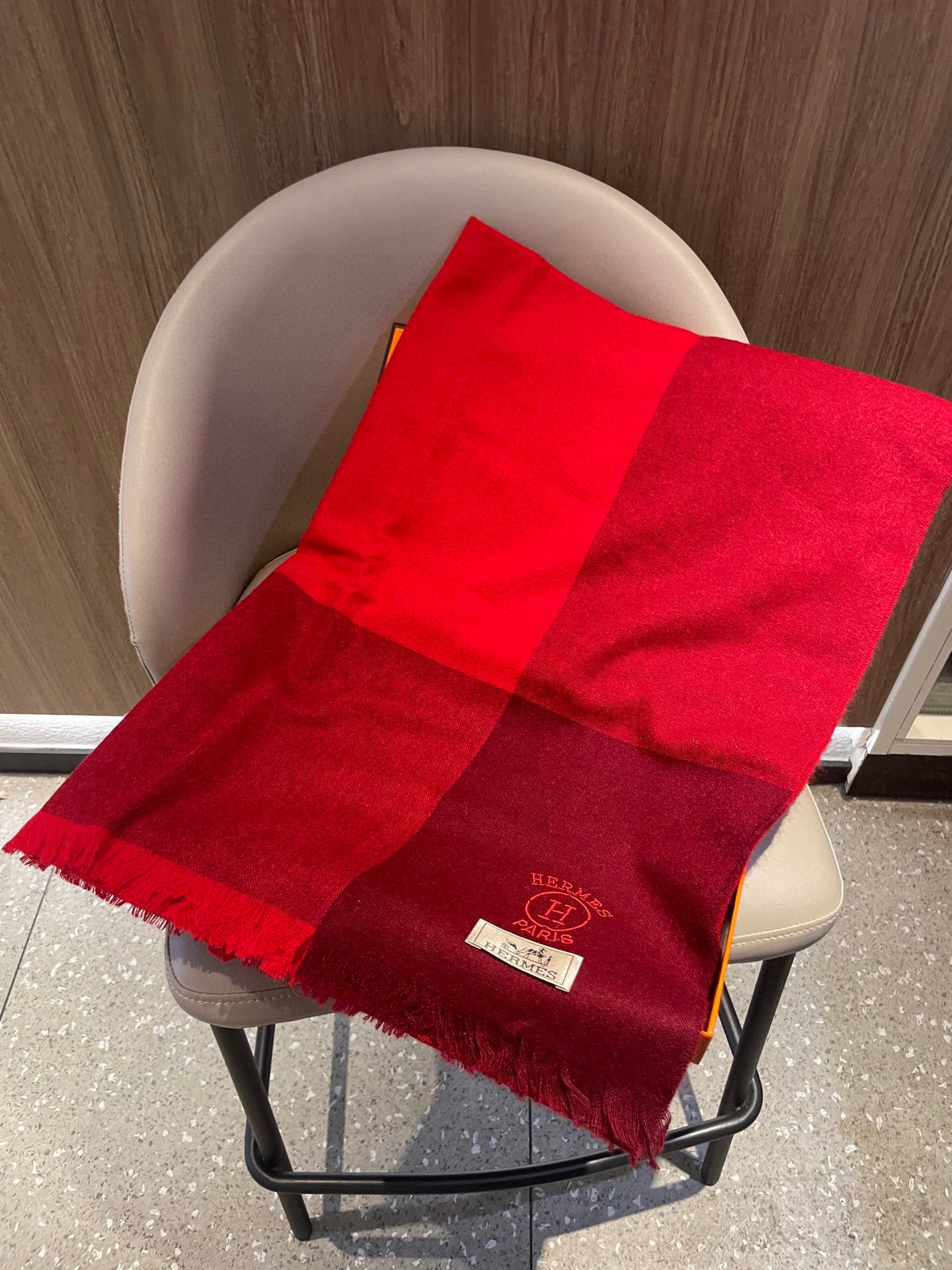 爱马仕男女同款披肩✨羊绒经典格纹👐围巾♨️高尖端产物⚠️，经典logo刺绣，时尚大牌的顶尖设计款💕拿到手