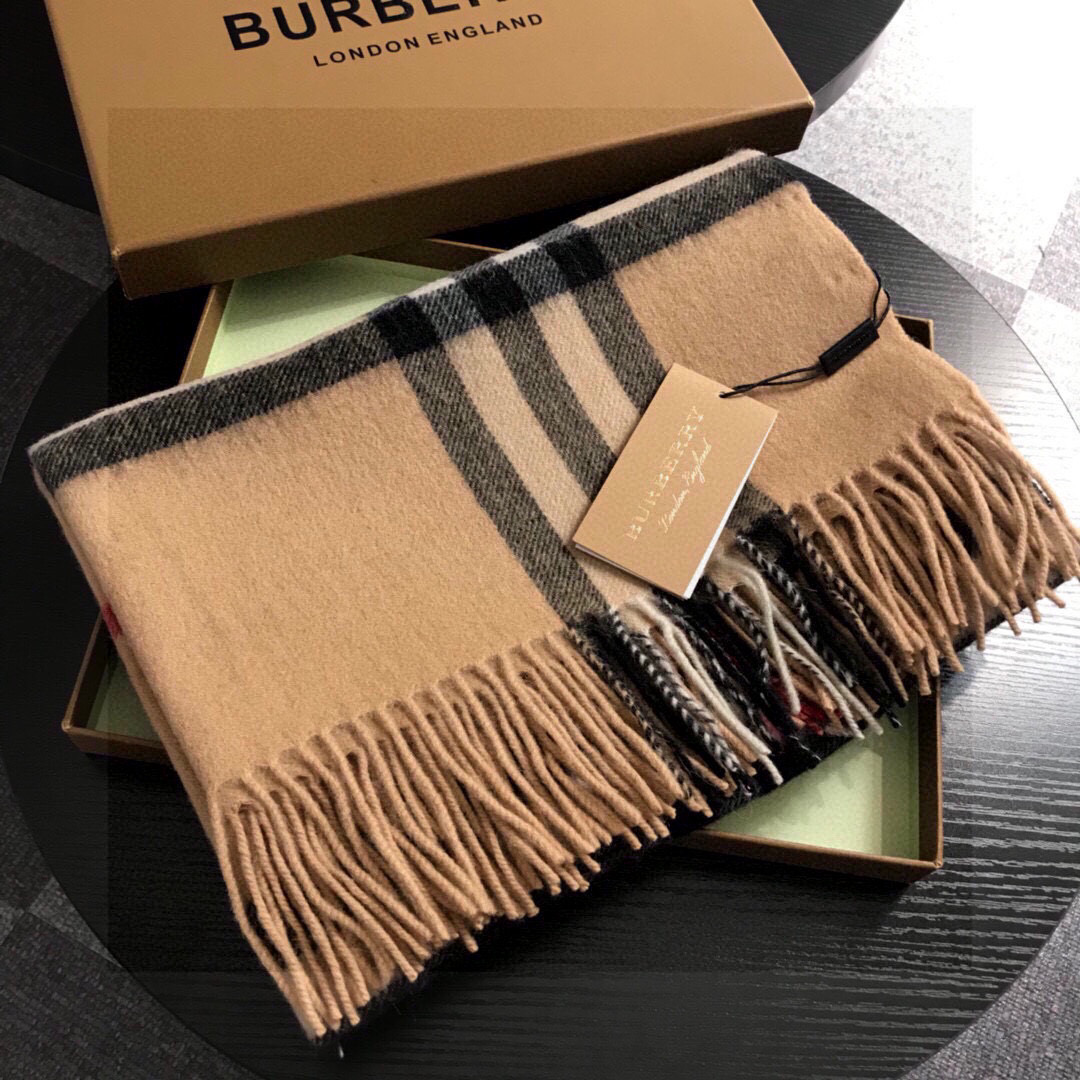 巴宝莉官网同步女士披肩新品✨羊绒经典格纹👐围巾♨️高尖端产物⚠️，经典logo刺绣，时尚大牌的顶尖设计款