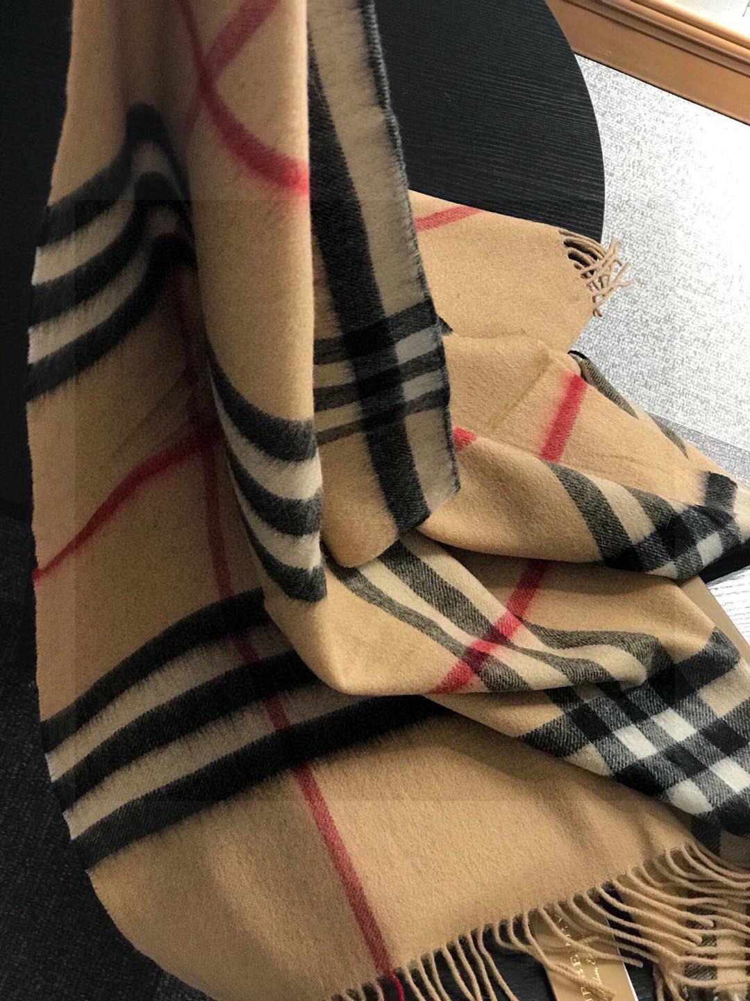 巴宝莉官网同步女士披肩新品✨羊绒经典格纹👐围巾♨️高尖端产物⚠️，经典logo刺绣，时尚大牌的顶尖设计款