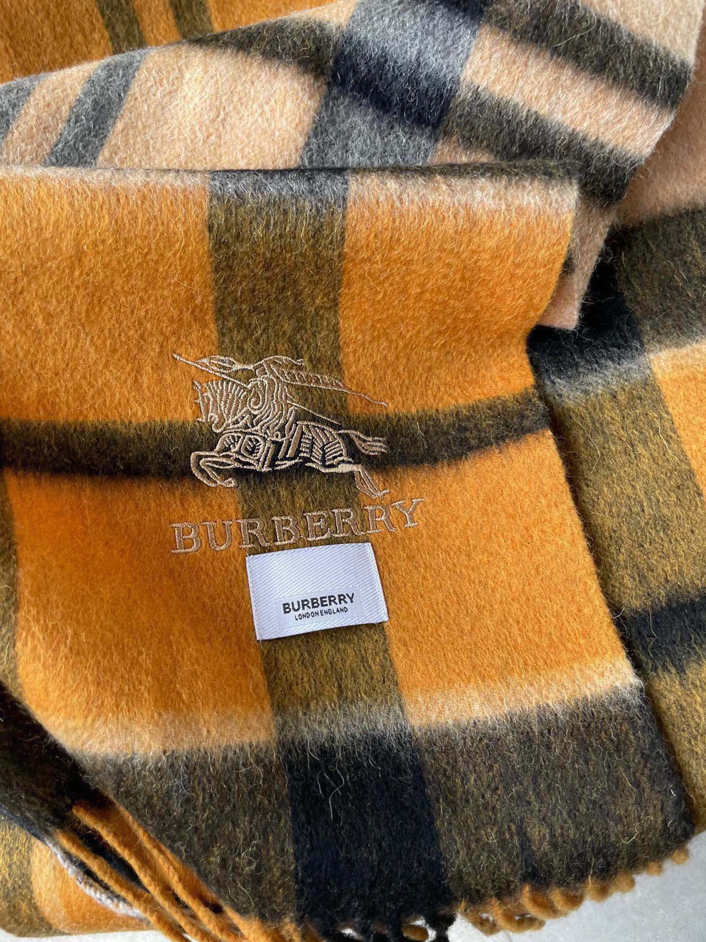 巴宝莉男士女士（格纹战马刺绣）围巾，款式魅力，是经典大方‼面料采用的是客供的羔绒，细腻柔软度都非常的好，