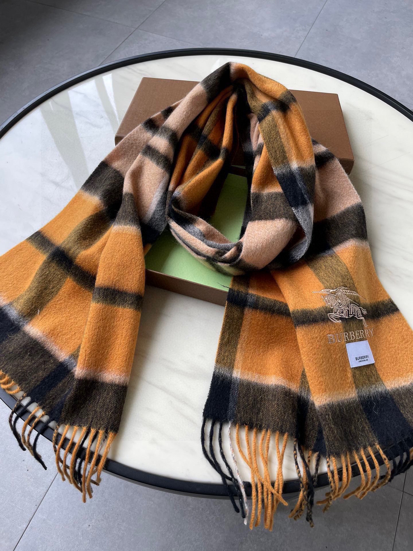 巴宝莉男士女士（格纹战马刺绣）围巾，款式魅力，是经典大方‼面料采用的是客供的羔绒，细腻柔软度都非常的好，