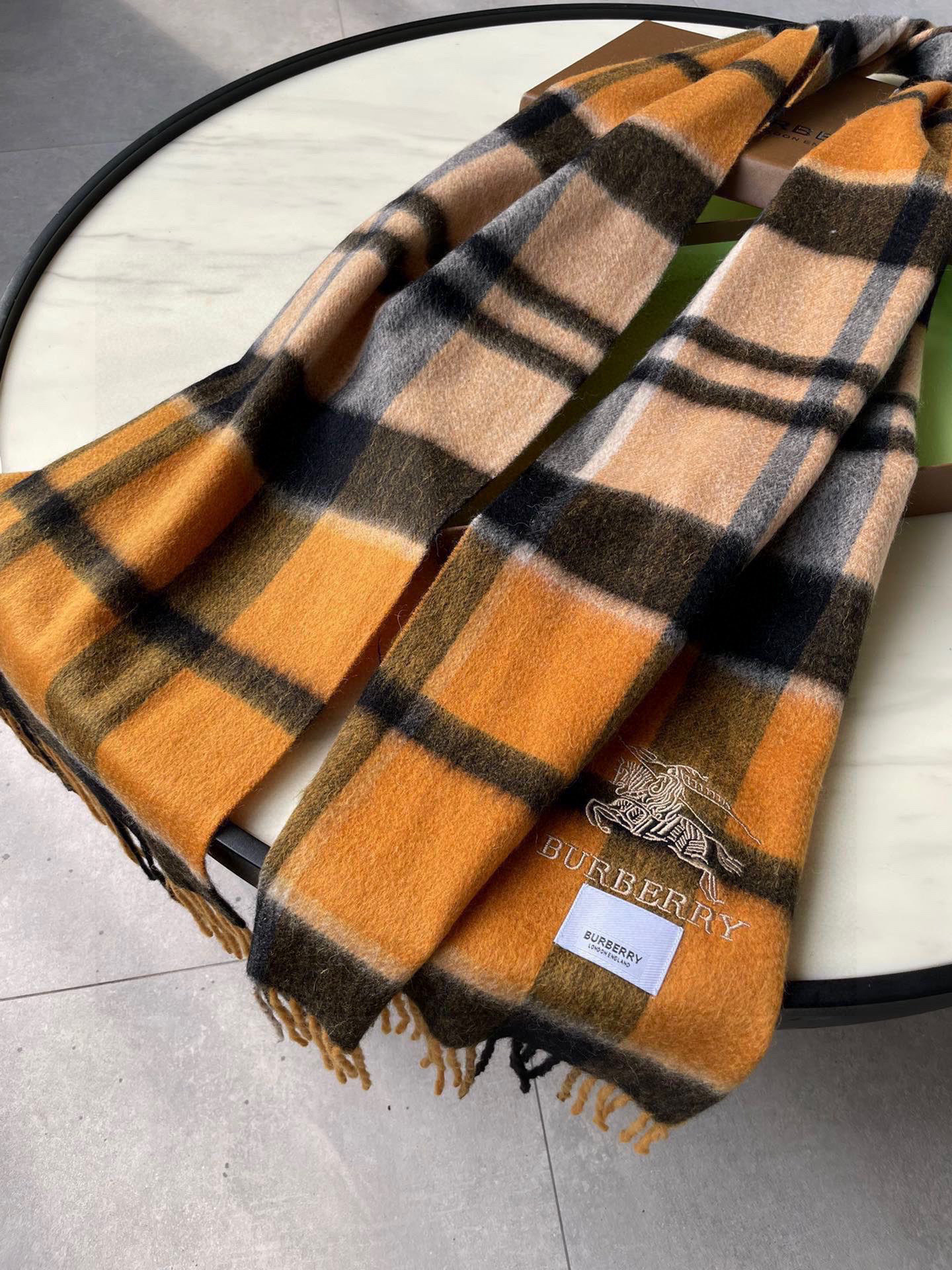 巴宝莉男士女士（格纹战马刺绣）围巾，款式魅力，是经典大方‼面料采用的是客供的羔绒，细腻柔软度都非常的好，